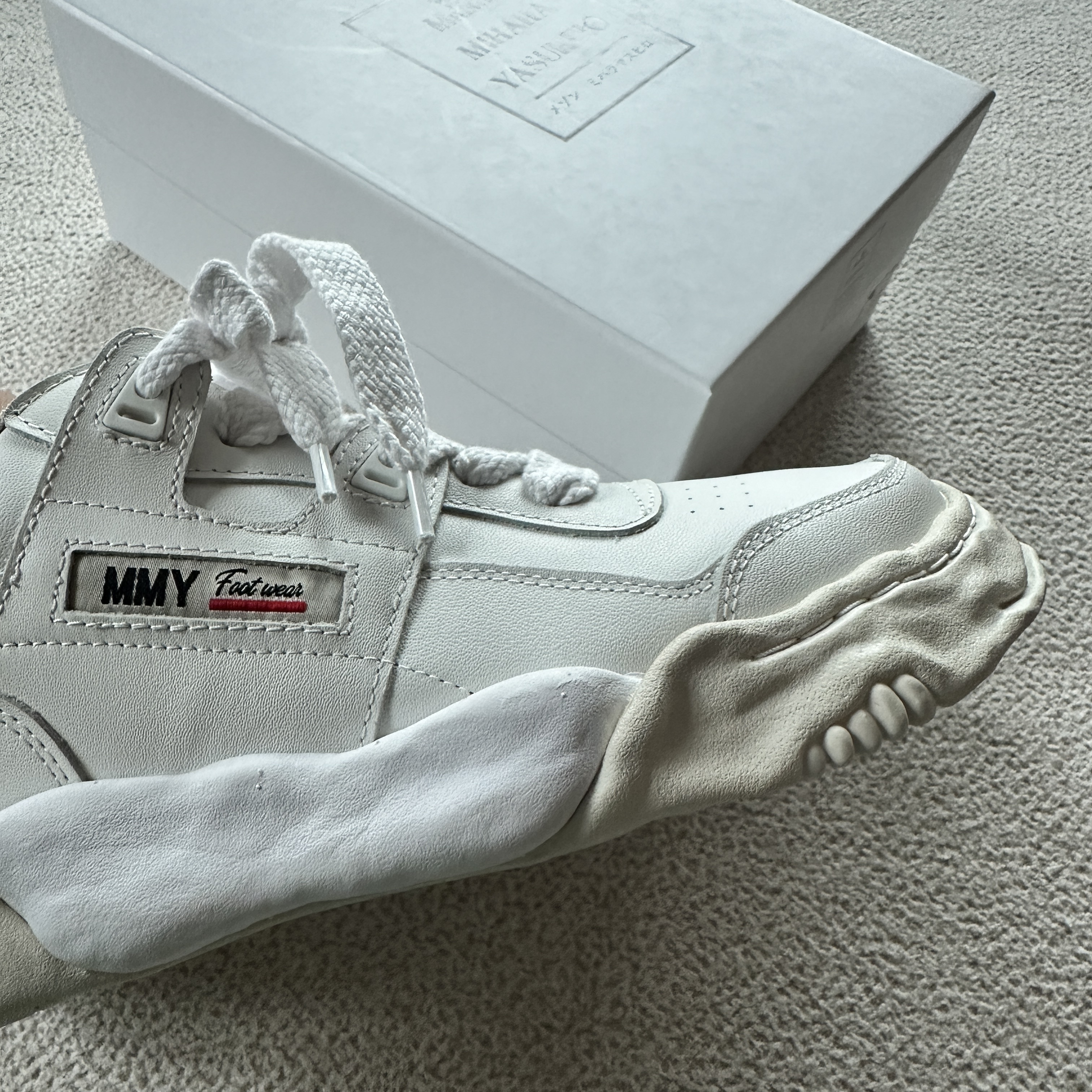 Maison Mihara Yasuhiro Parker OG Sole Leather Low-top Sneakers White 착용 스타일 - 4