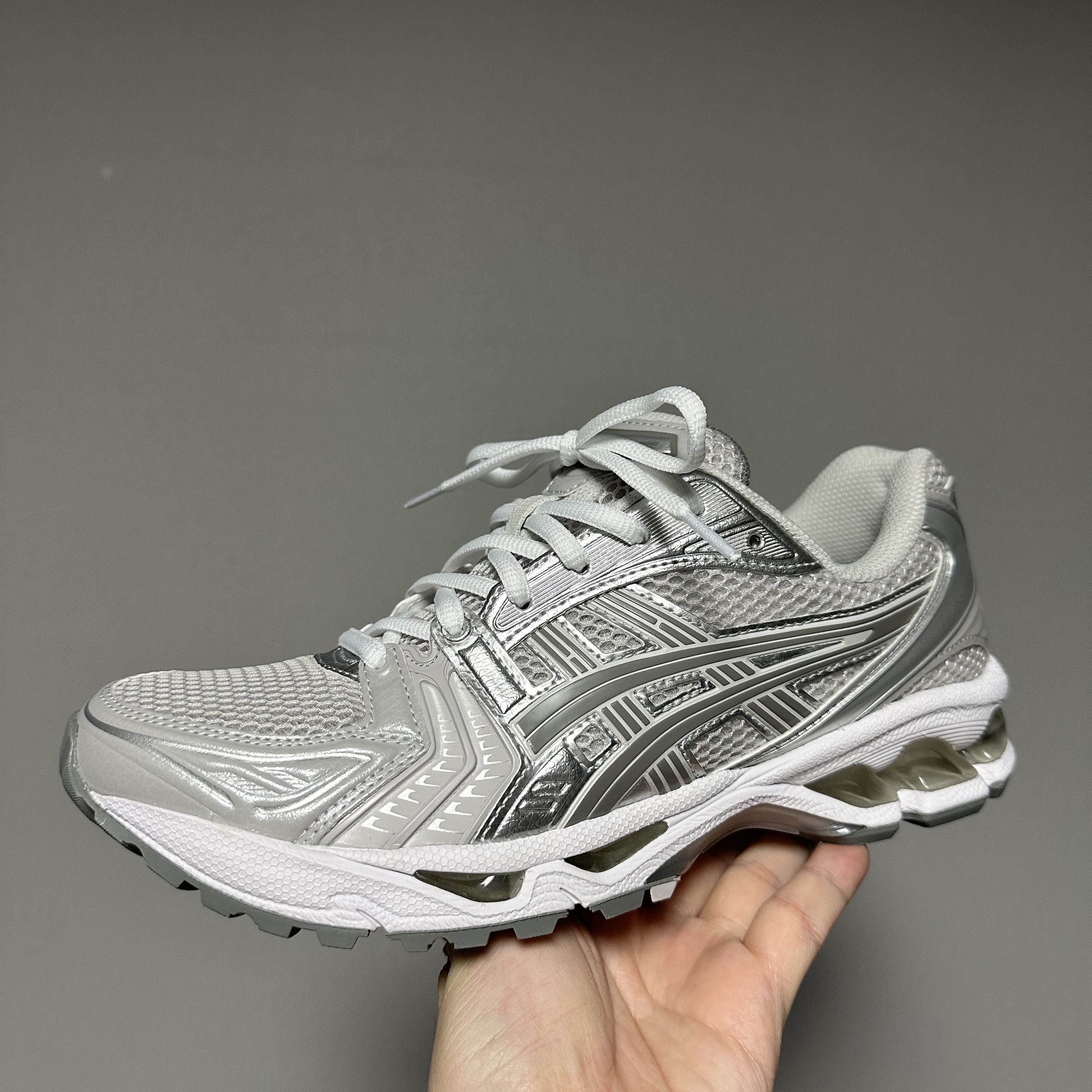 (W) Asics Gel-Kayano 14 Cloud Grey Clay Grey 착용 스타일 - 1