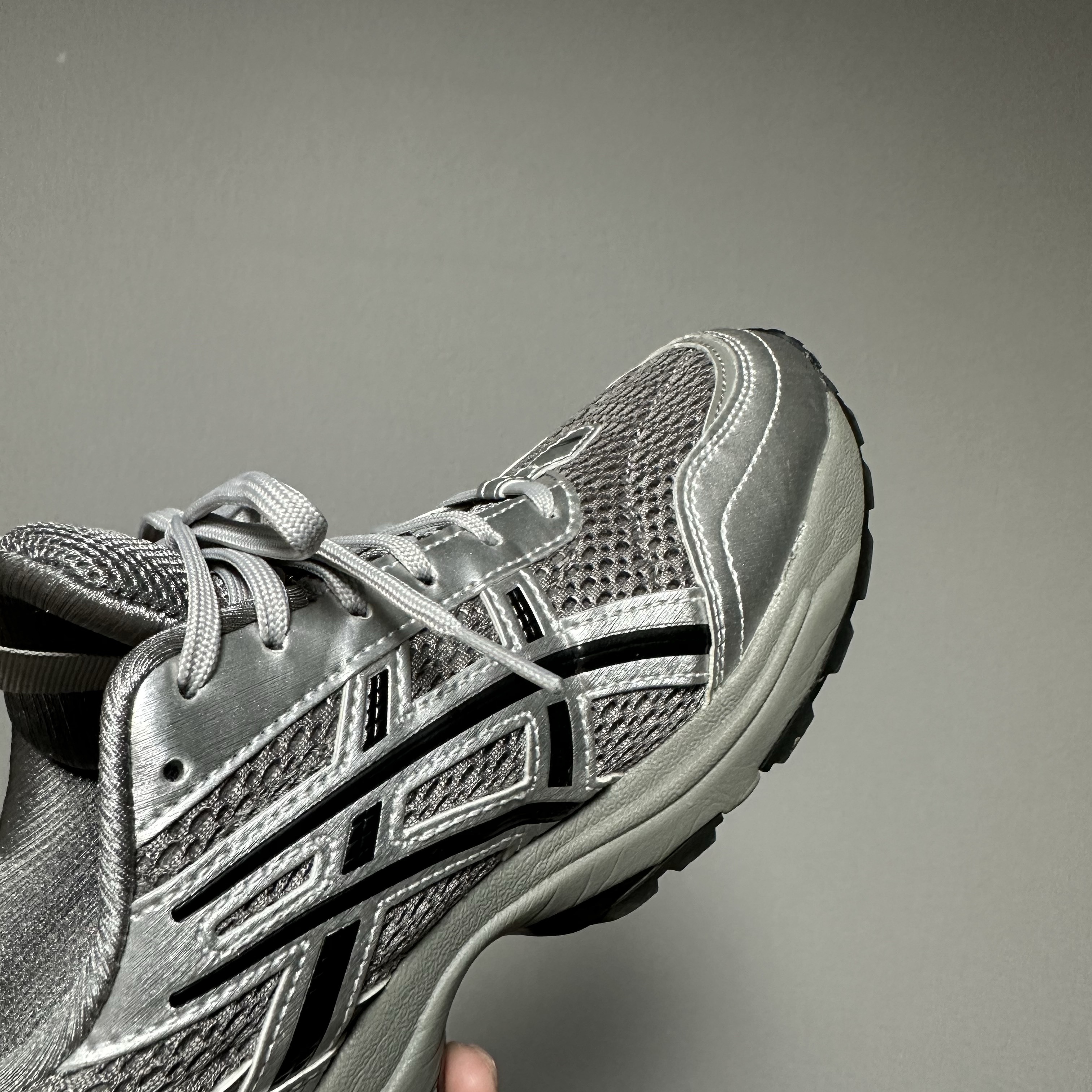 Asics x Freja Wewer Gel-1090 V2 Clay Grey Pure Silver 착용 스타일 - 4