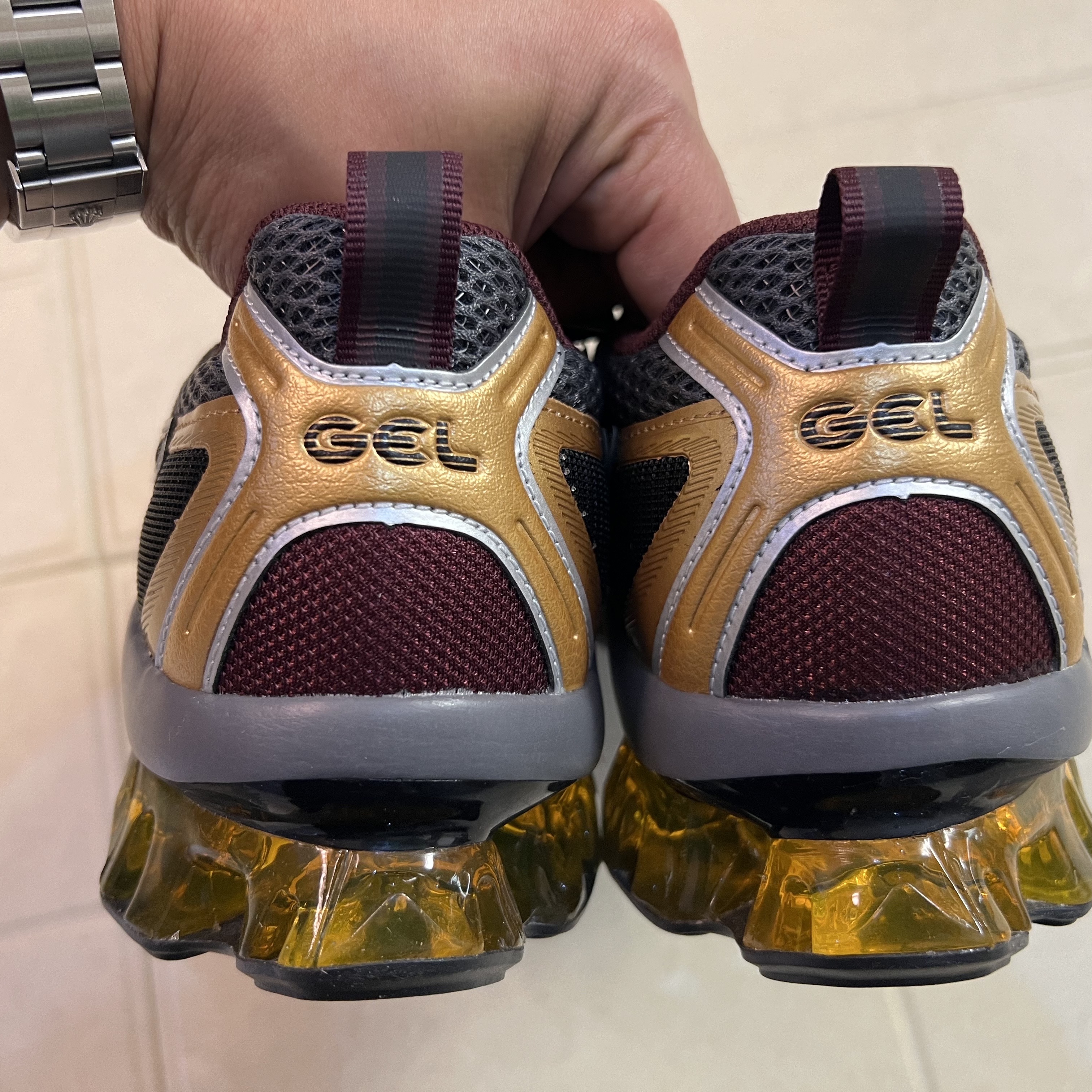 Asics Gel-Quantum Kinetic Carbon Pure Gold 착용 스타일 - 2