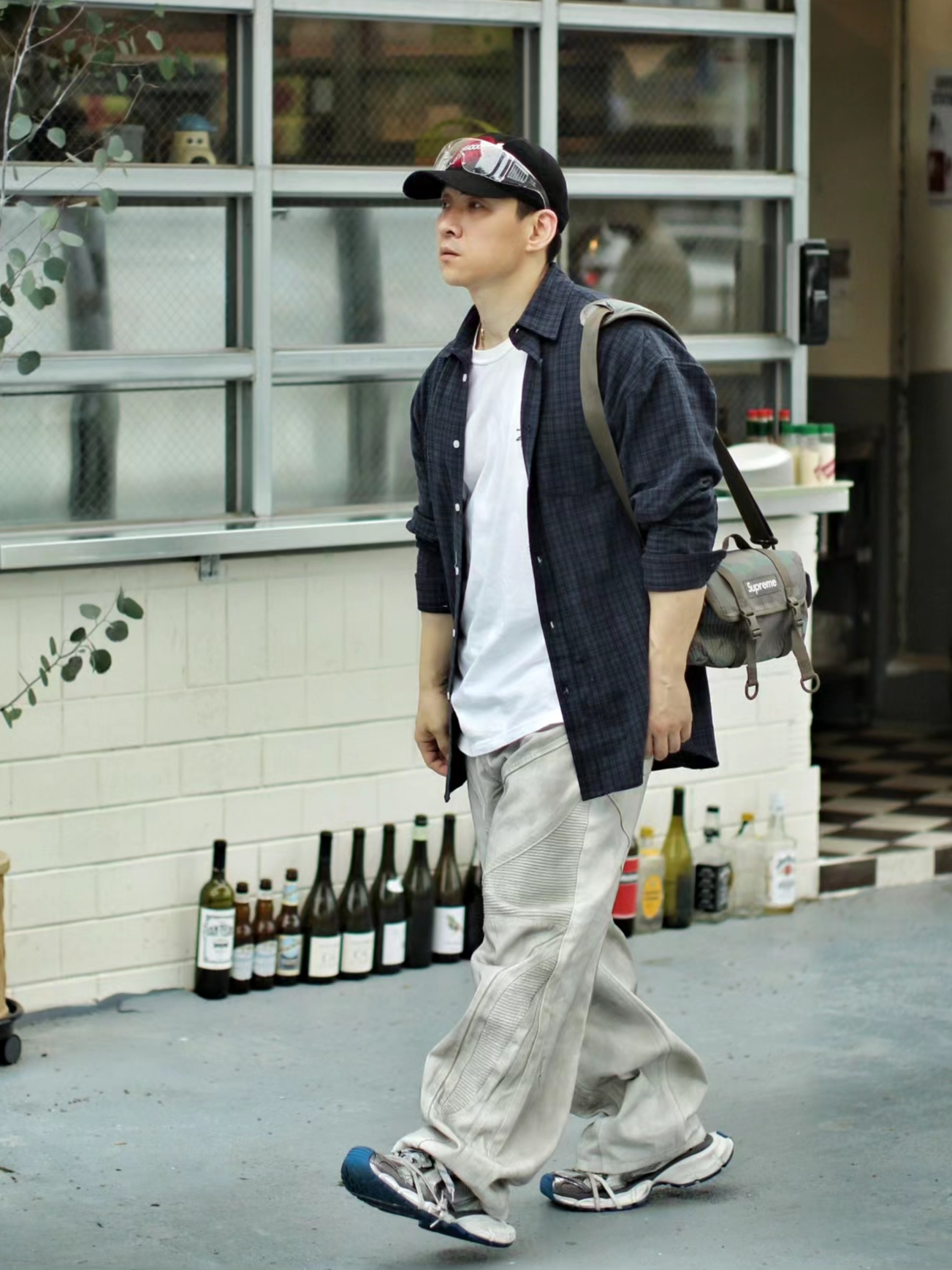 Supreme Mini Duffle Bag Woodland Camo - 24SS, Balenciaga 3XL Sneakers Grey White Blue 착용 스타일 - 1