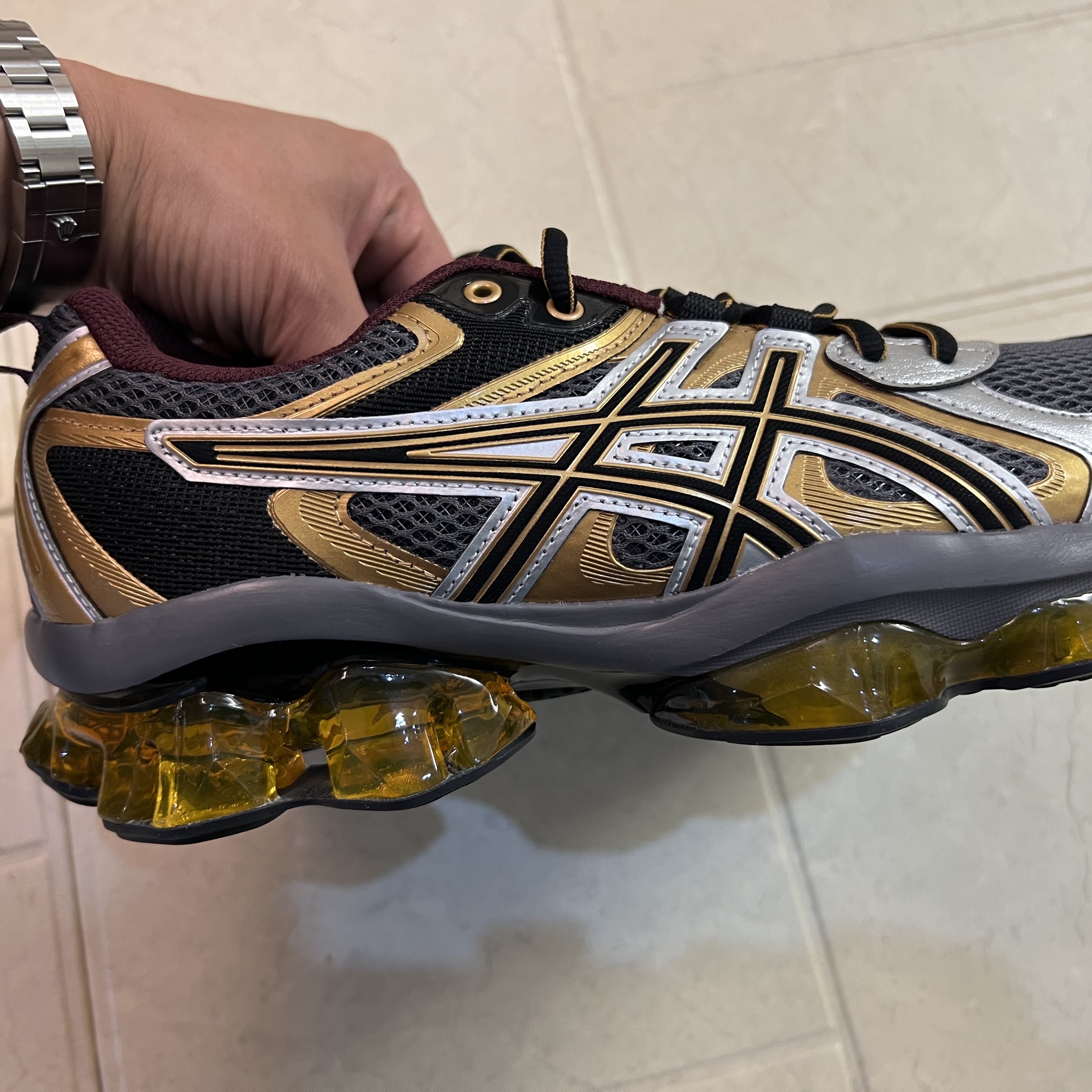Asics Gel-Quantum Kinetic Carbon Pure Gold 착용 스타일 - 4