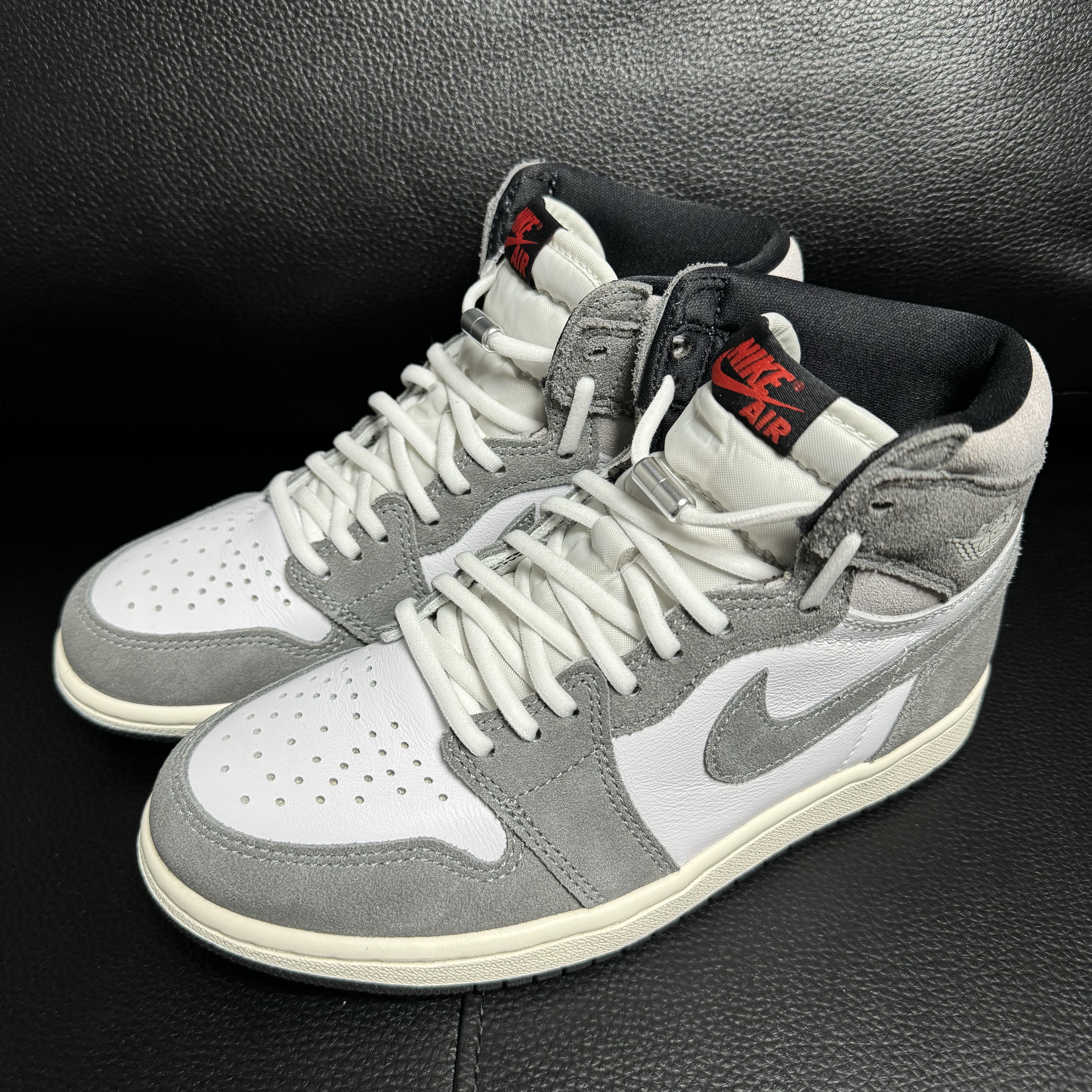 Jordan 1 Retro High OG Black and Smoke Grey, (W) Jordan 1 Retro High OG White Gold 착용 스타일 - 1