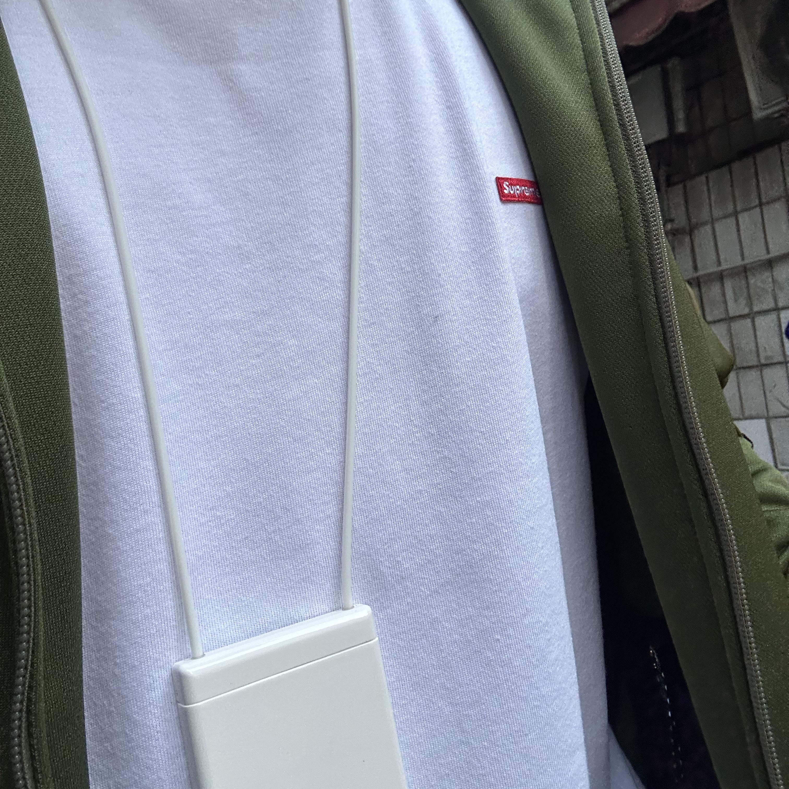 Supreme Small Box T-Shirt White - 24SS, Needles Track Jacket Poly Smooth Ivy Green 착용 스타일 - 1