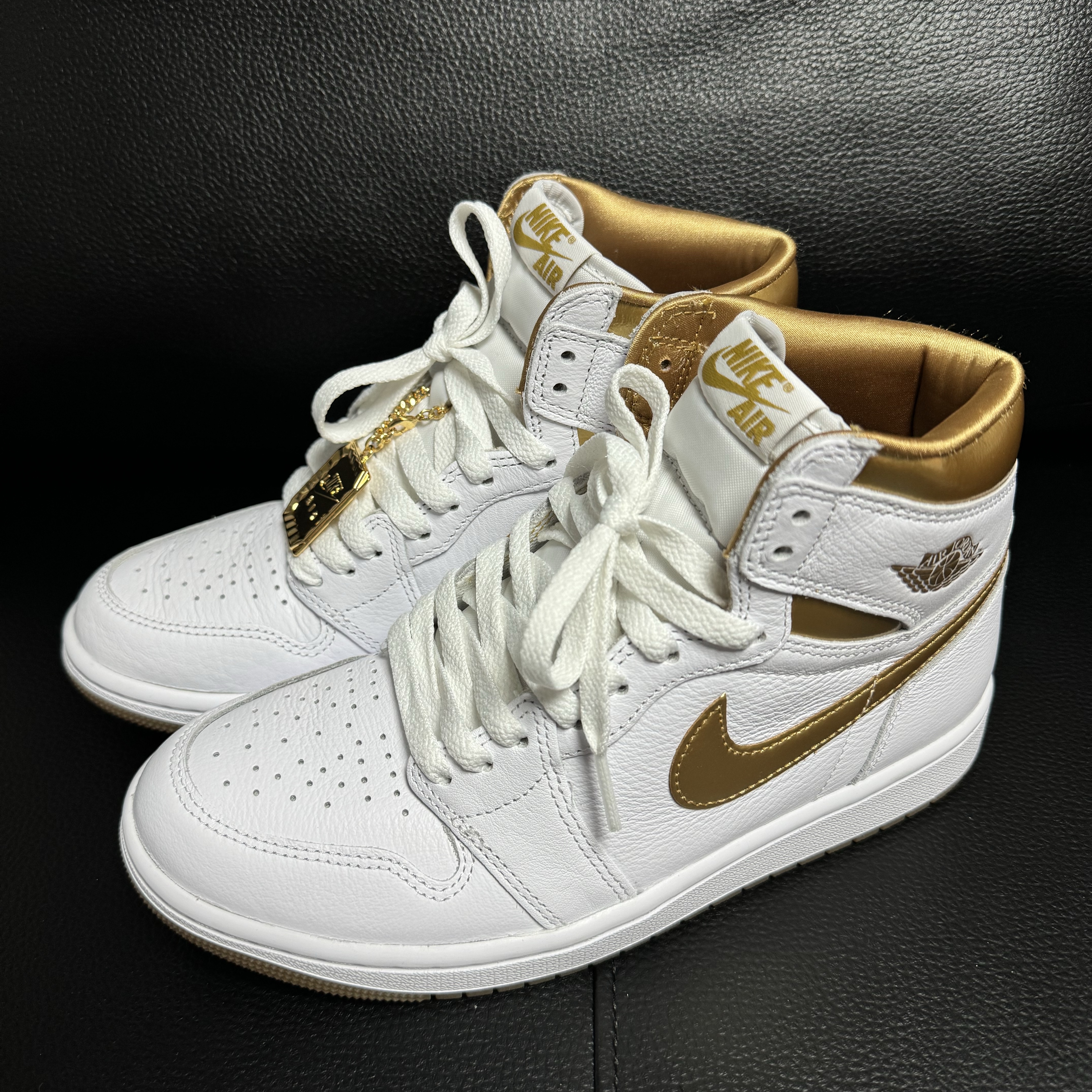Jordan 1 Retro High OG Black and Smoke Grey, (W) Jordan 1 Retro High OG White Gold 착용 스타일 - 2