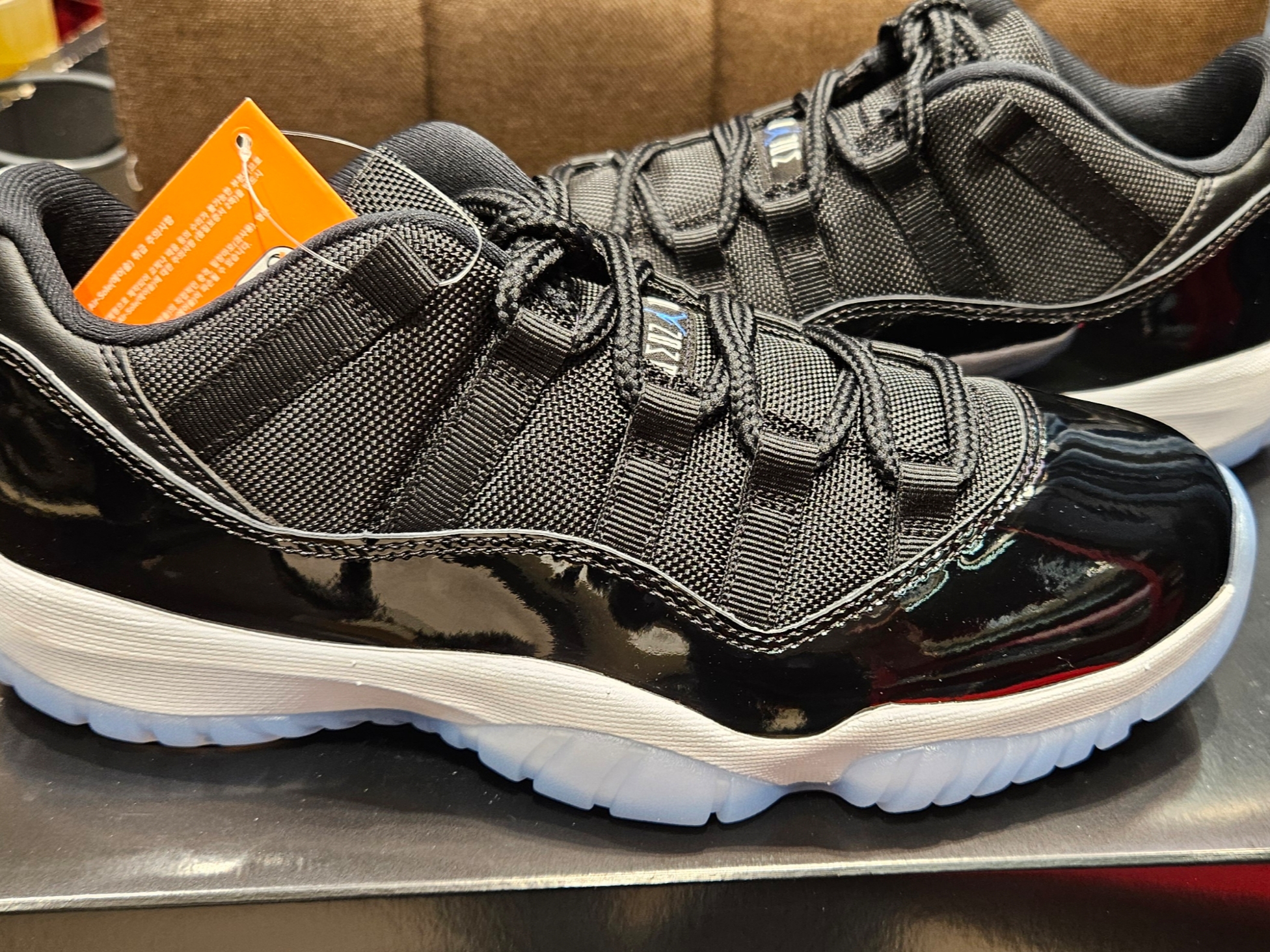 Jordan 11 Retro Low Black and Varsity Royal, Jordan 11 Retro Low Concord 착용 스타일 - 1