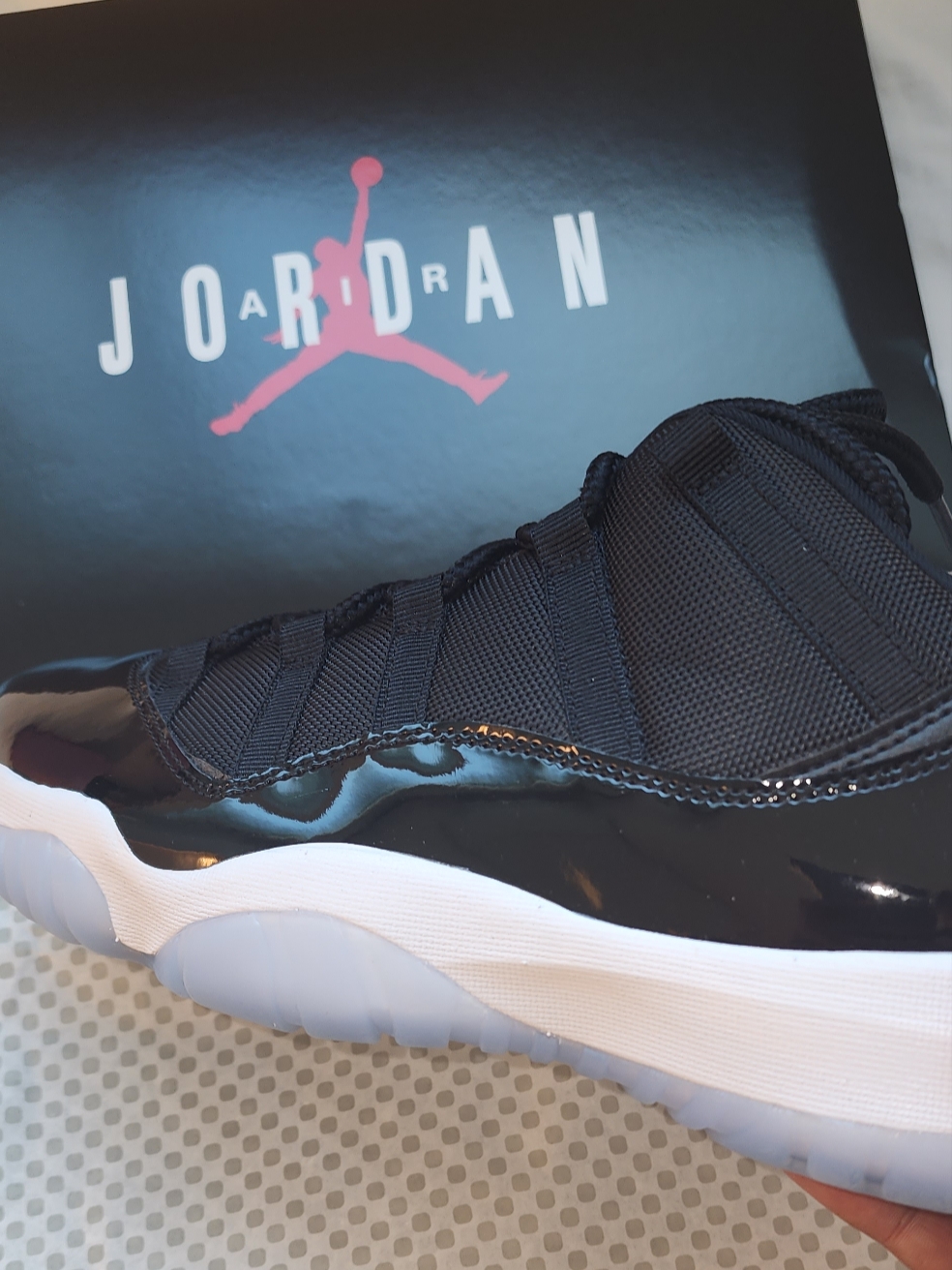 Jordan 11 Retro Low Black and Varsity Royal 착용 스타일