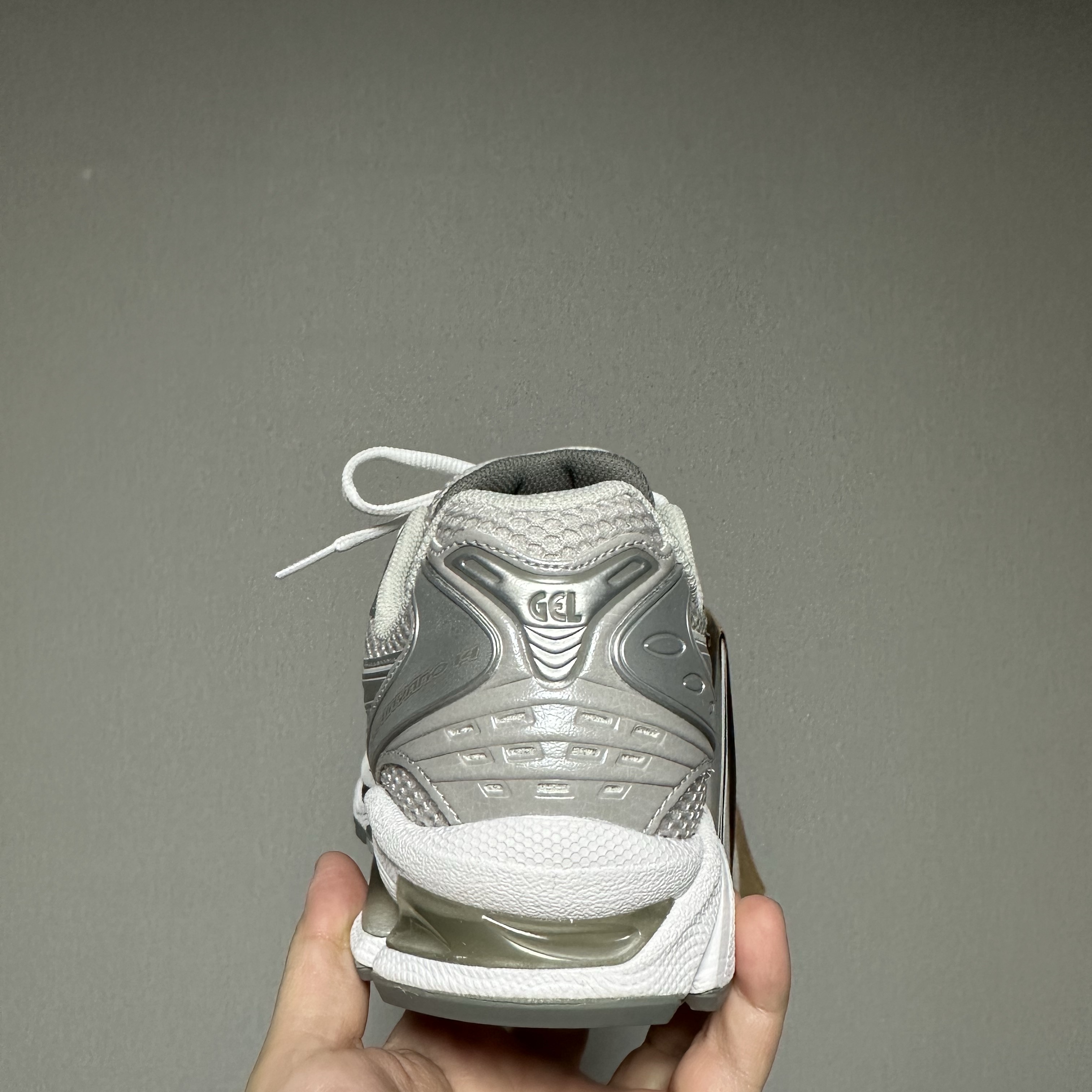 (W) Asics Gel-Kayano 14 Cloud Grey Clay Grey 착용 스타일 - 5