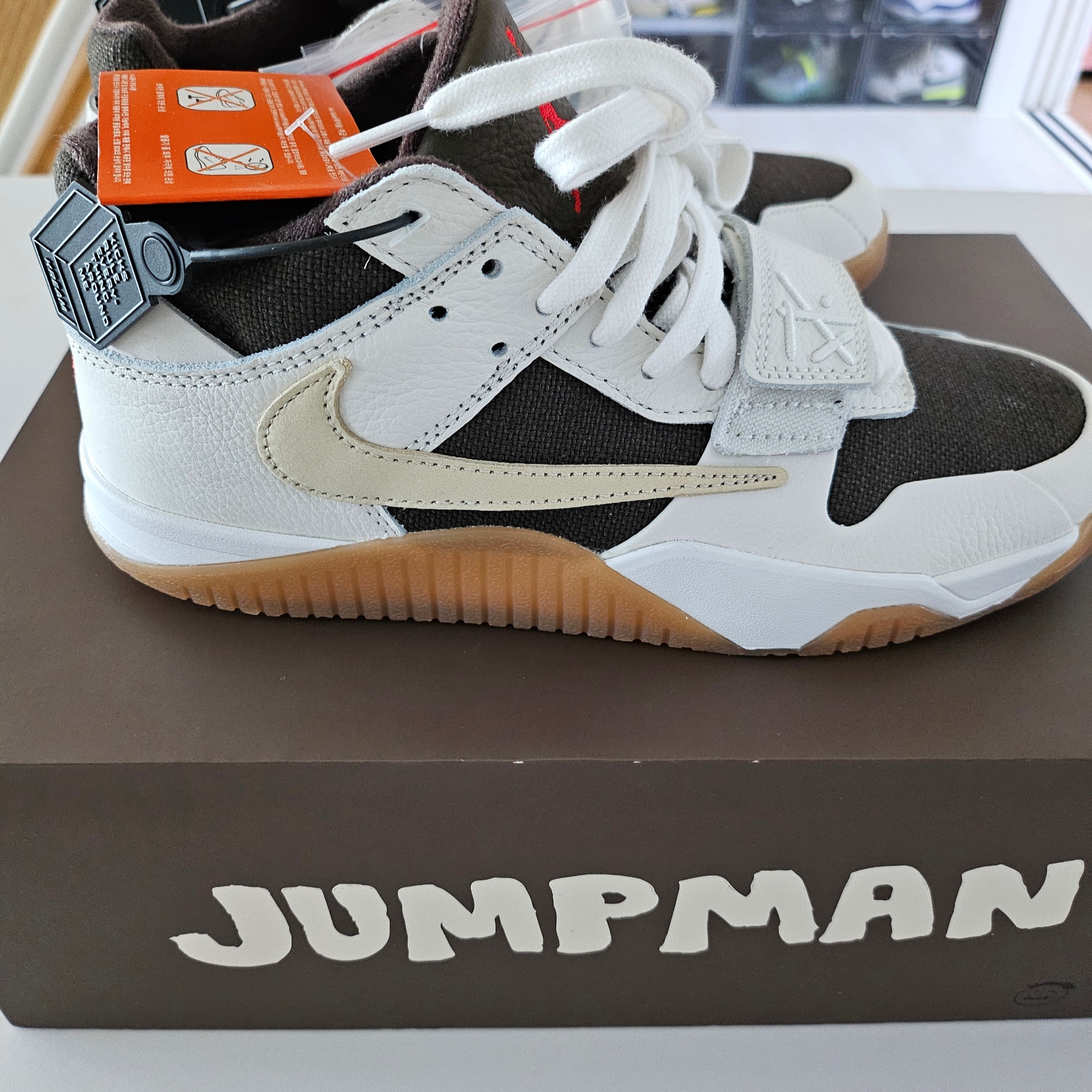 Jordan x Travis Scott Jumpman Jack TR Sail and Dark Mocha 착용 스타일 - 1