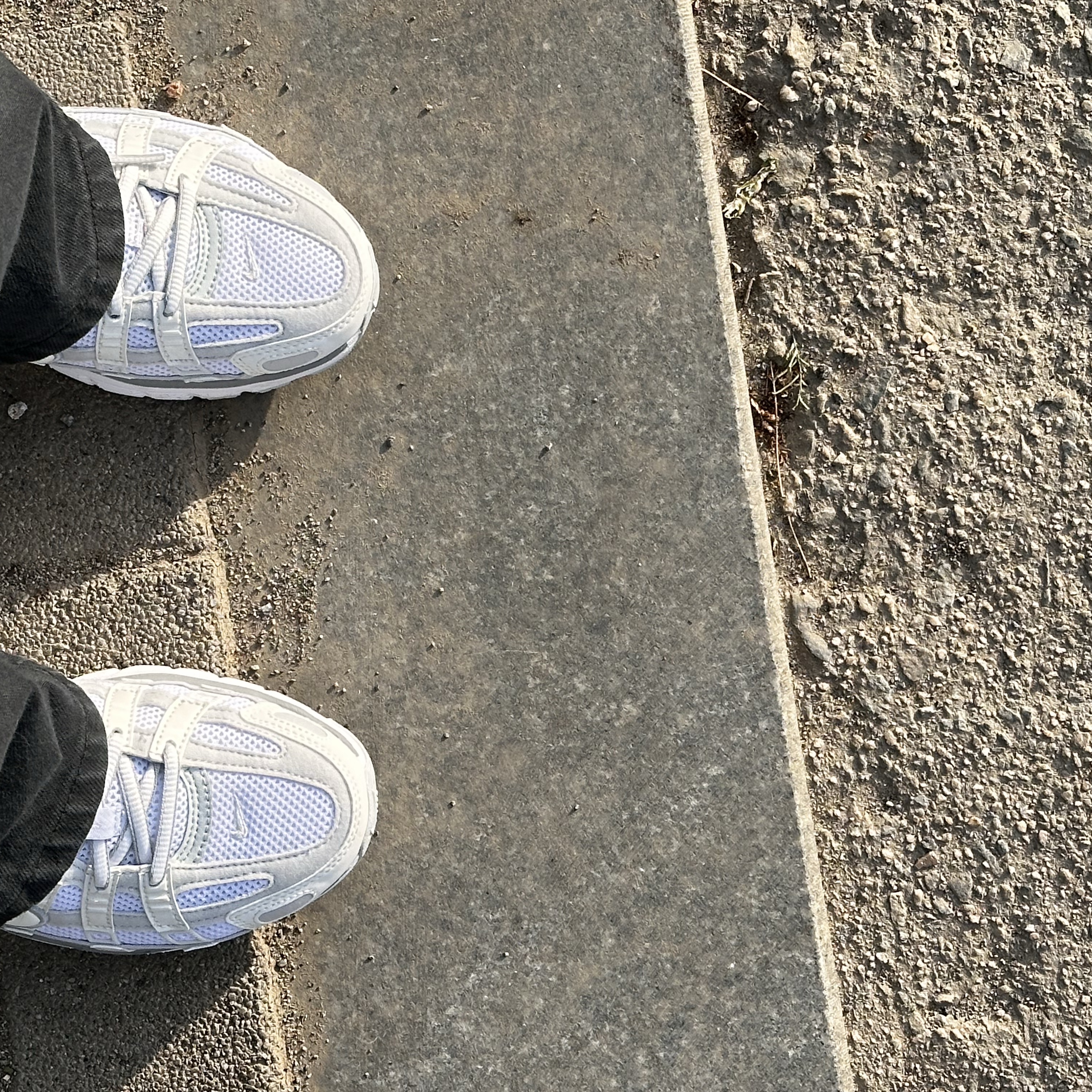 (W) Nike P-6000 Metallic Summit White 착용 스타일 - 3