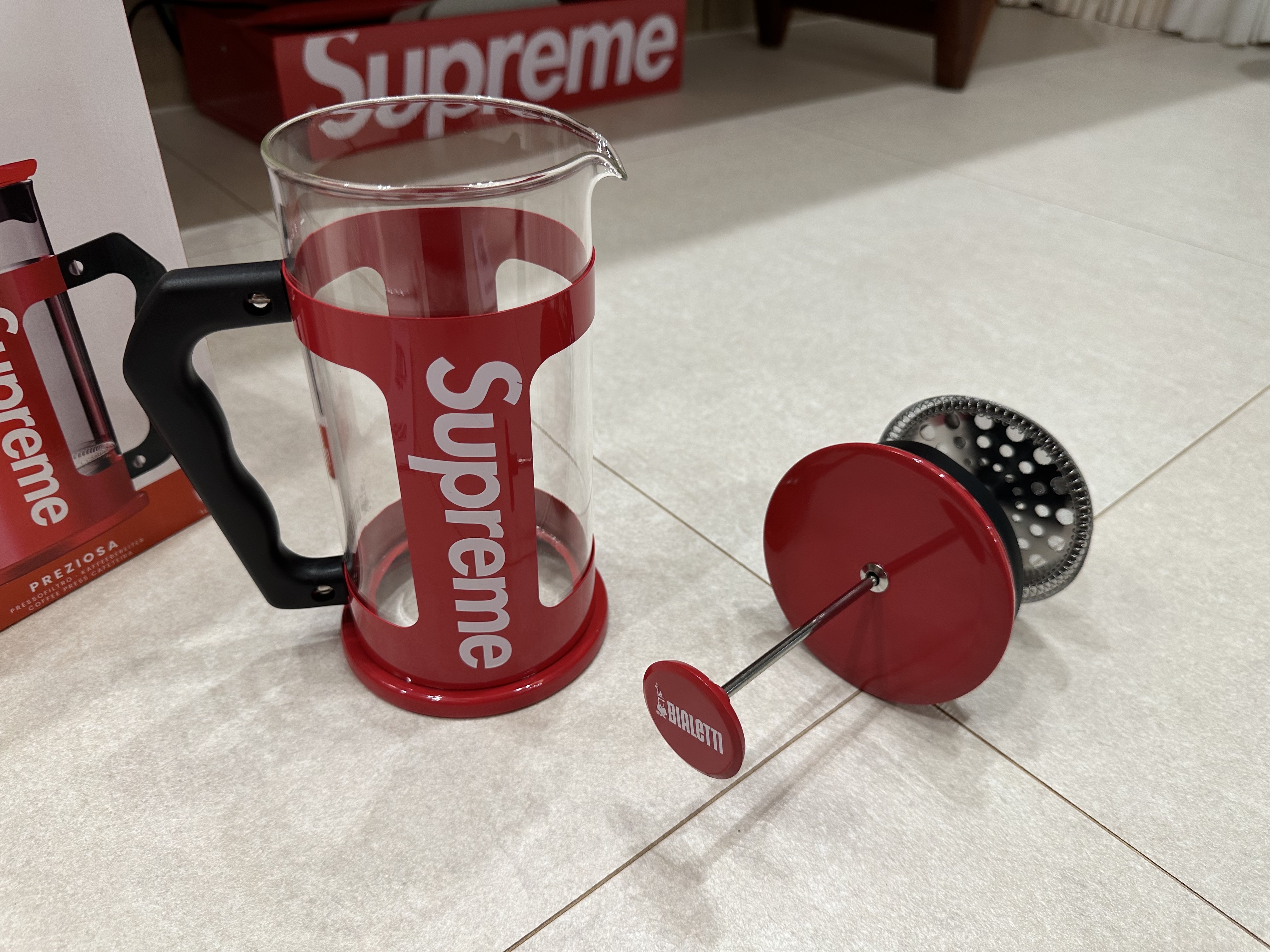 Supreme x Bialetti 8-Cup French Press Red - 24SS 착용 스타일 - 2