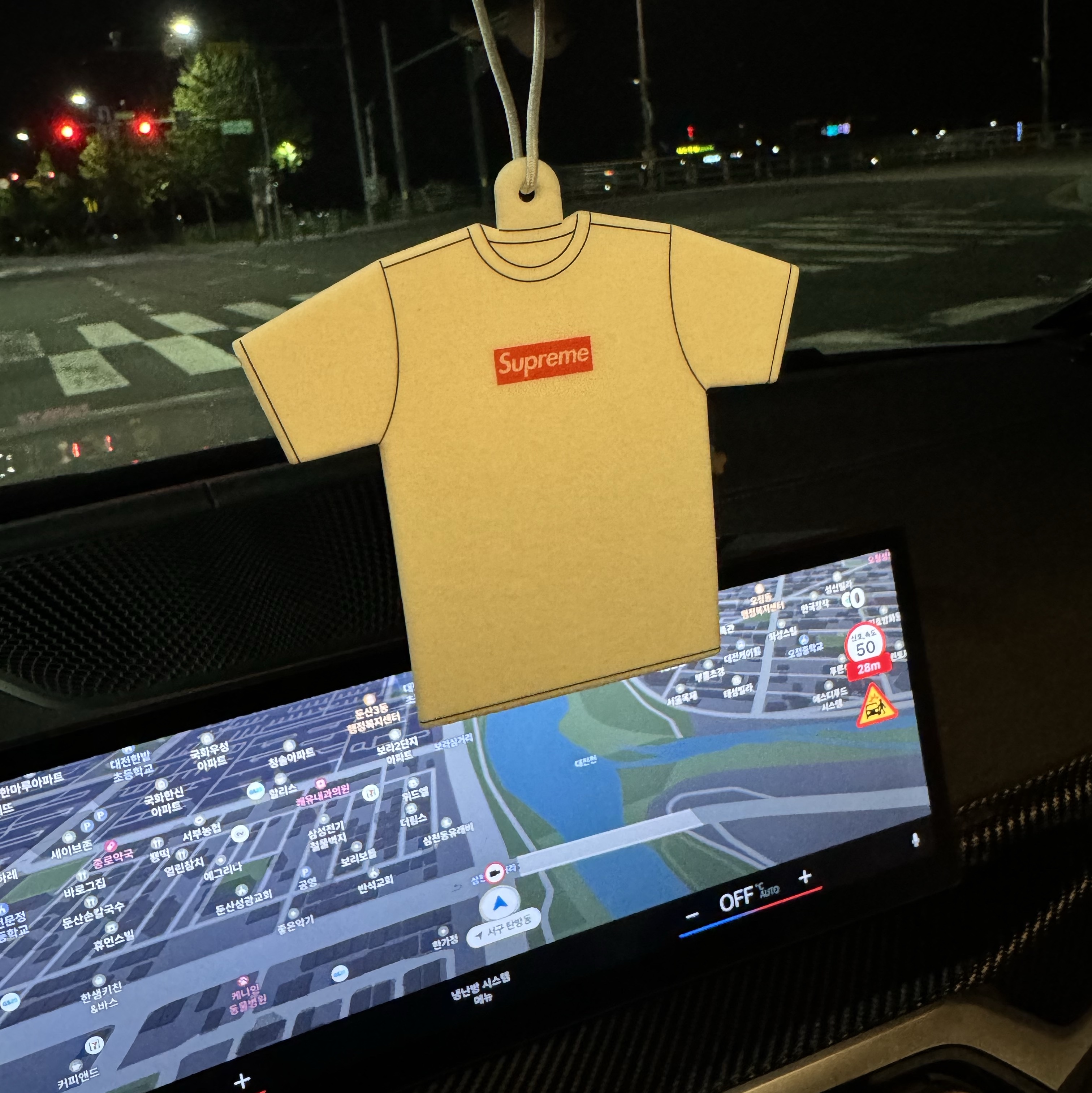 Supreme Kuumba T-Shirt Air Freshener White - 22FW 착용 스타일