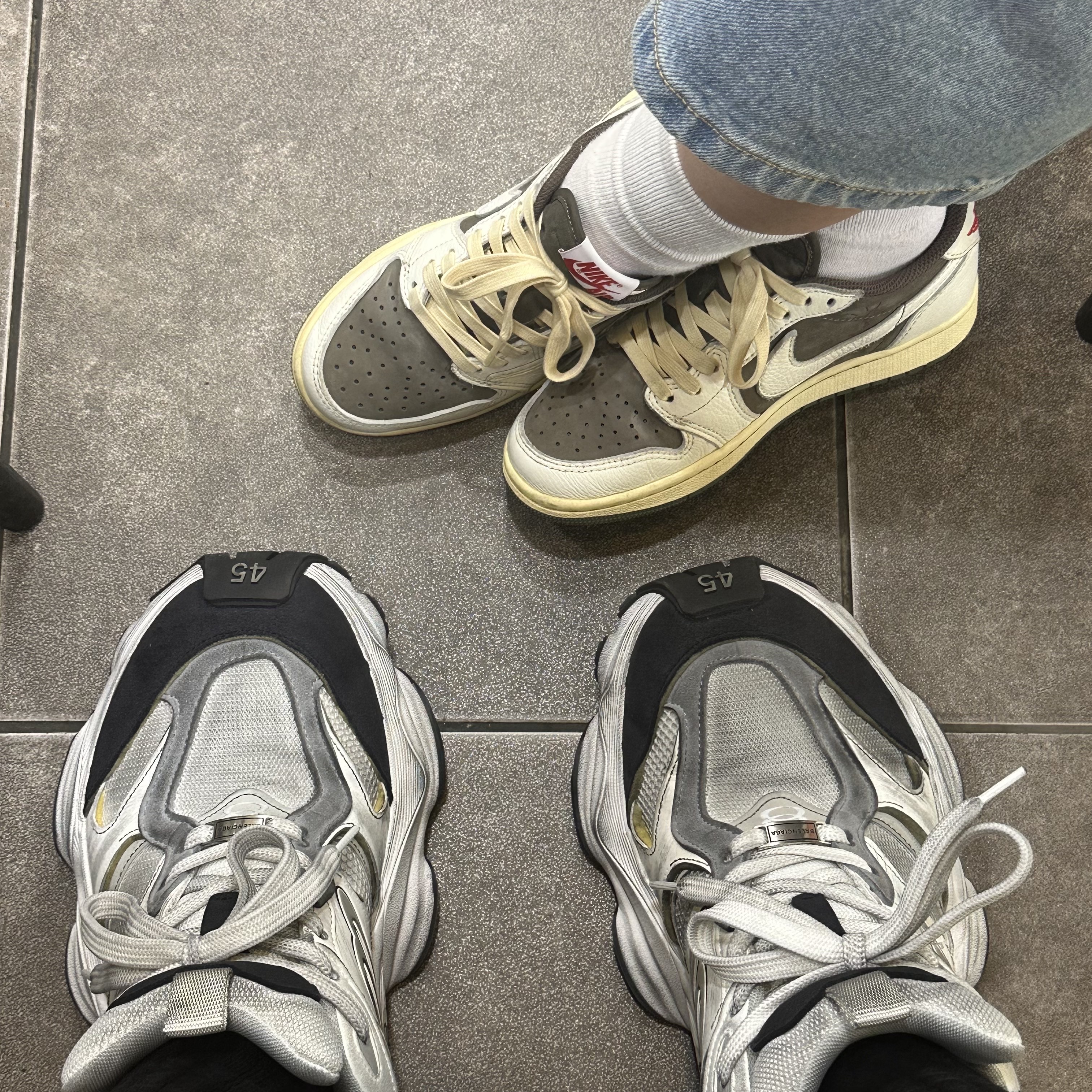 Balenciaga Cargo Sneakers White Grey, Jordan 1 x Travis Scott Retro Low OG SP Sail and Ridgerock 착용 스타일
