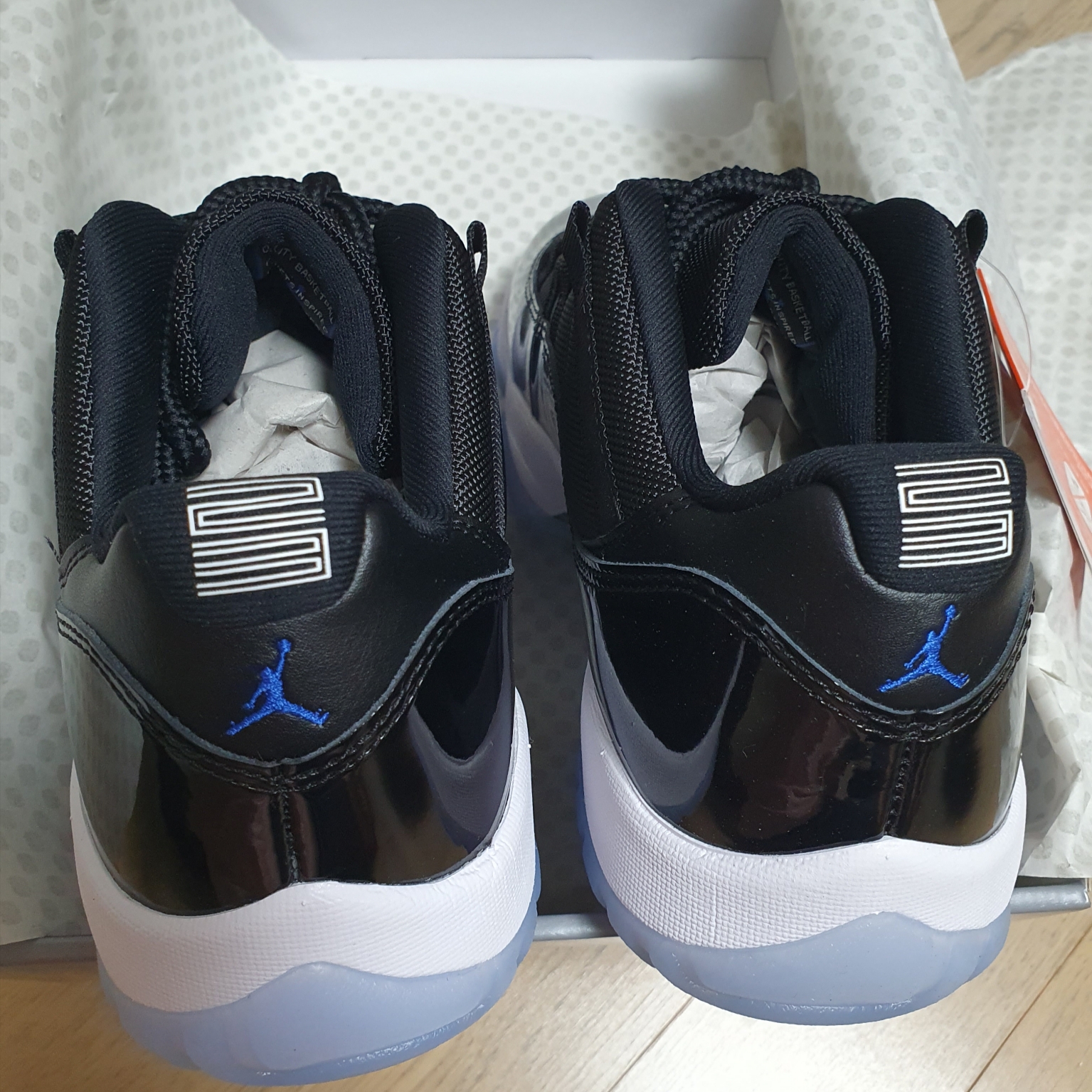 Jordan 11 Retro Low Black and Varsity Royal 착용 스타일 - 3
