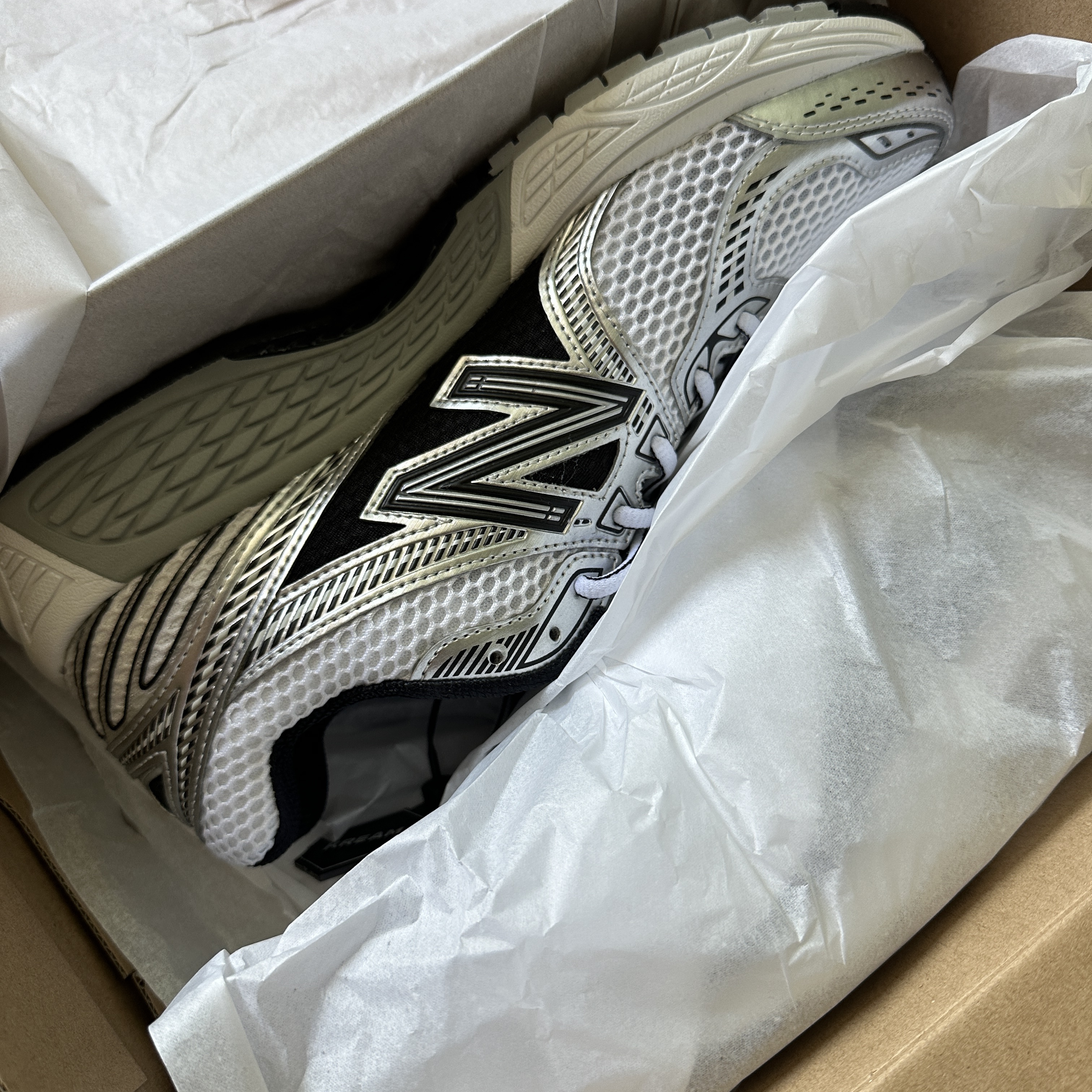 New Balance 860v2 White Black 착용 스타일 - 1