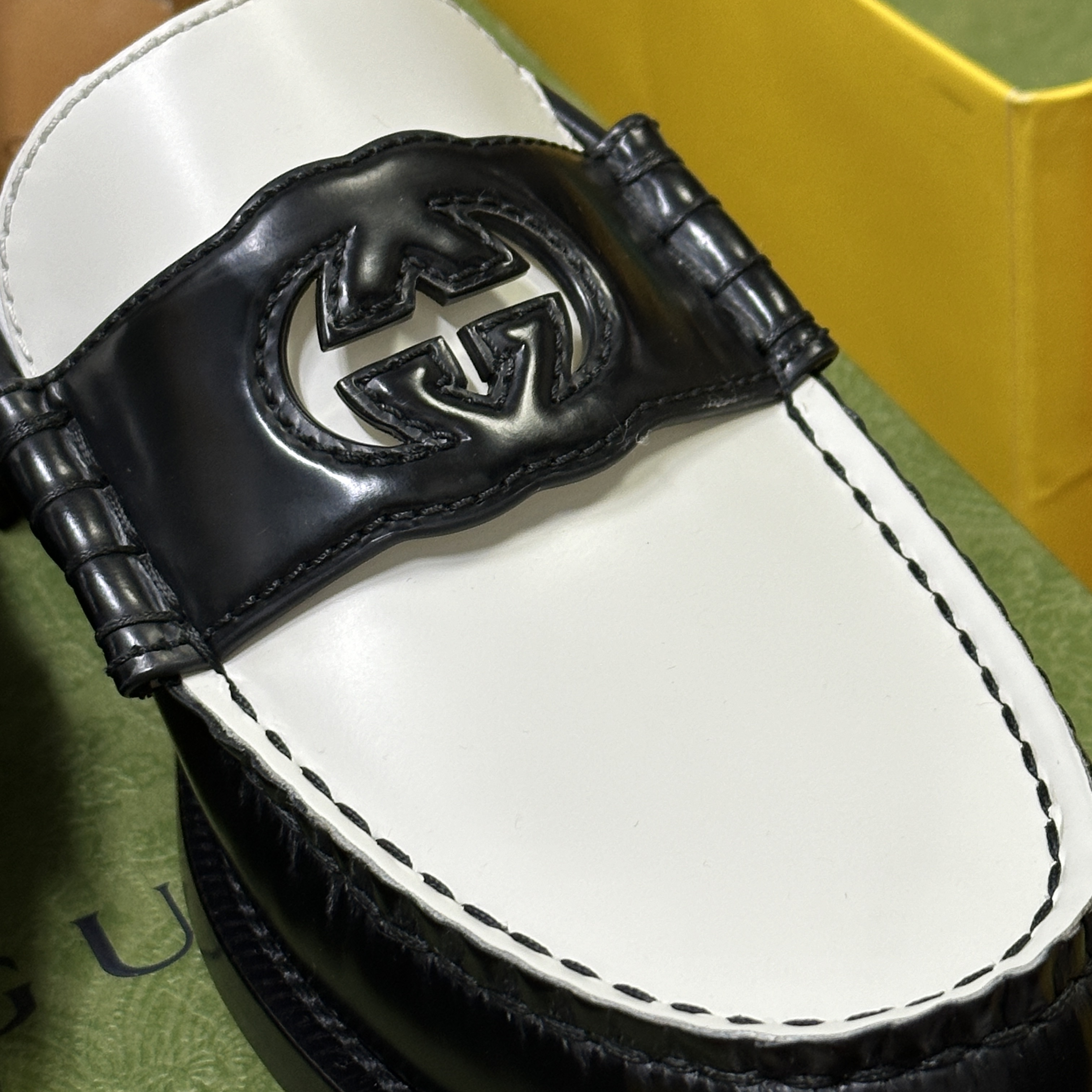 (W) Gucci Interlocking G Loafer Black White Leather 착용 스타일 - 5