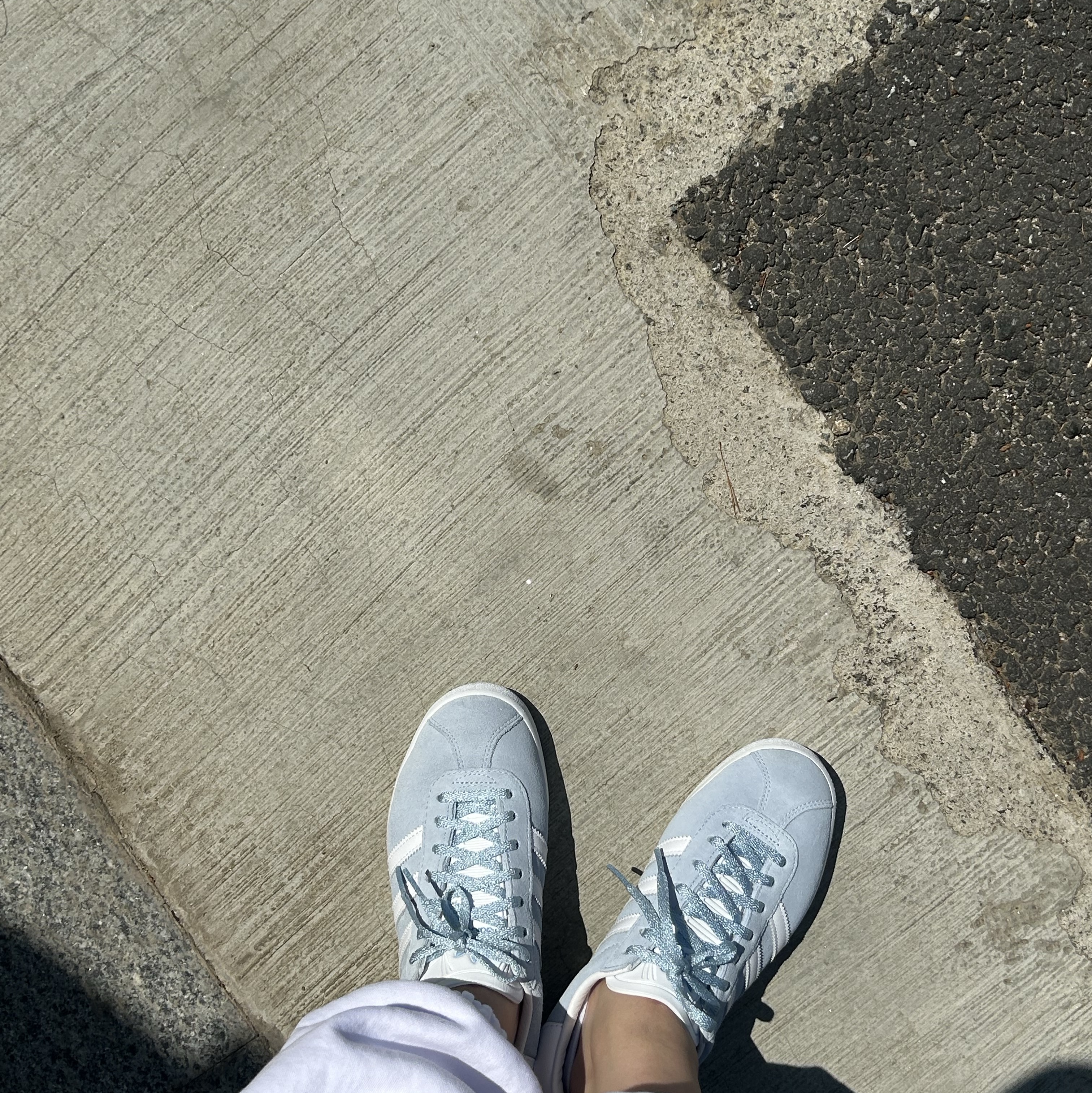 Adidas Gazelle 85 Clear Sky Cloud White 착용 스타일 - 2