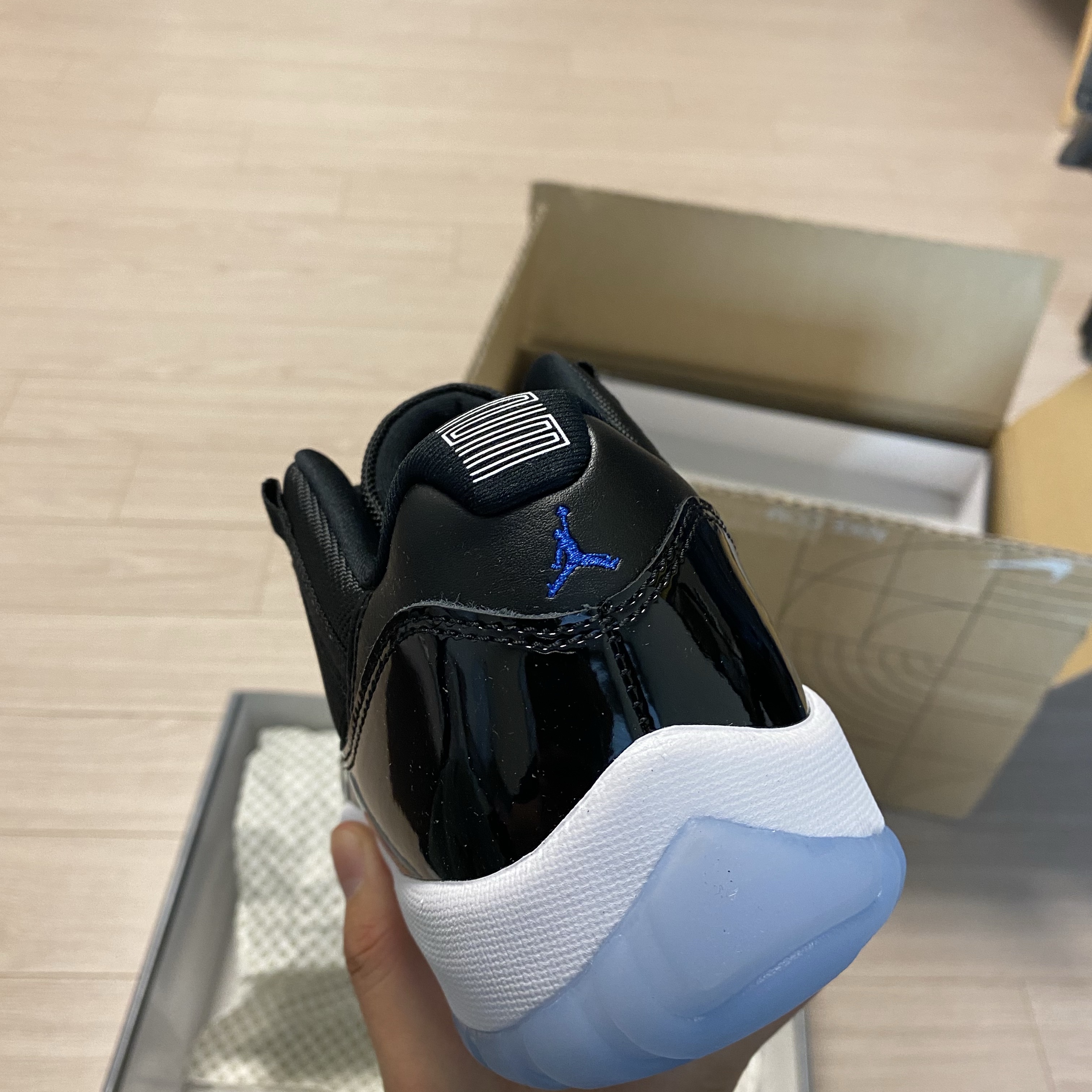 Jordan 11 Retro Low Black and Varsity Royal 착용 스타일 - 2