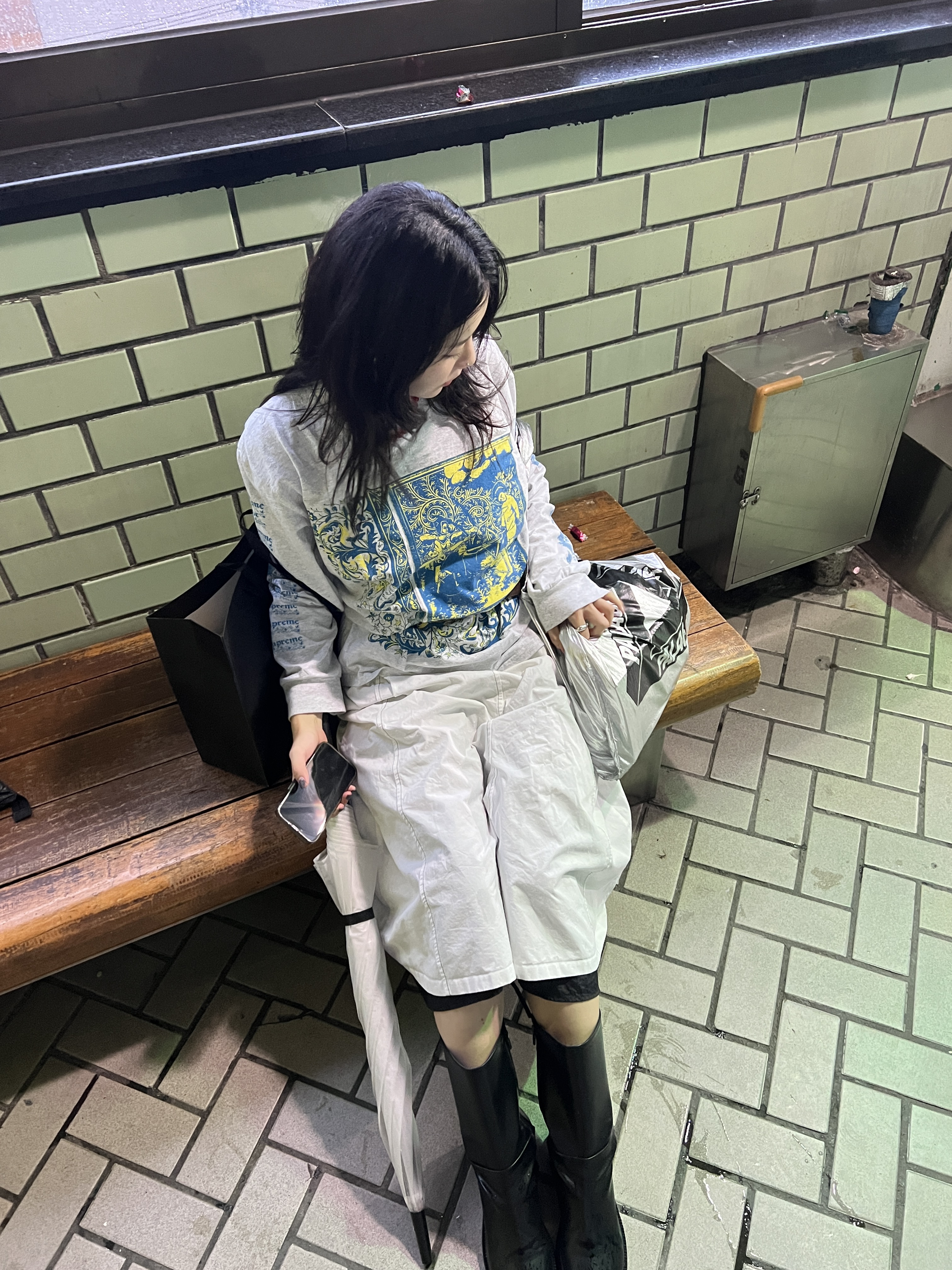 Supreme Saint Sebastian LS T-Shirt Ash Grey - 24SS, Palace Palace Shop Reusable Bag Silver - 22FW 착용 스타일 - 1