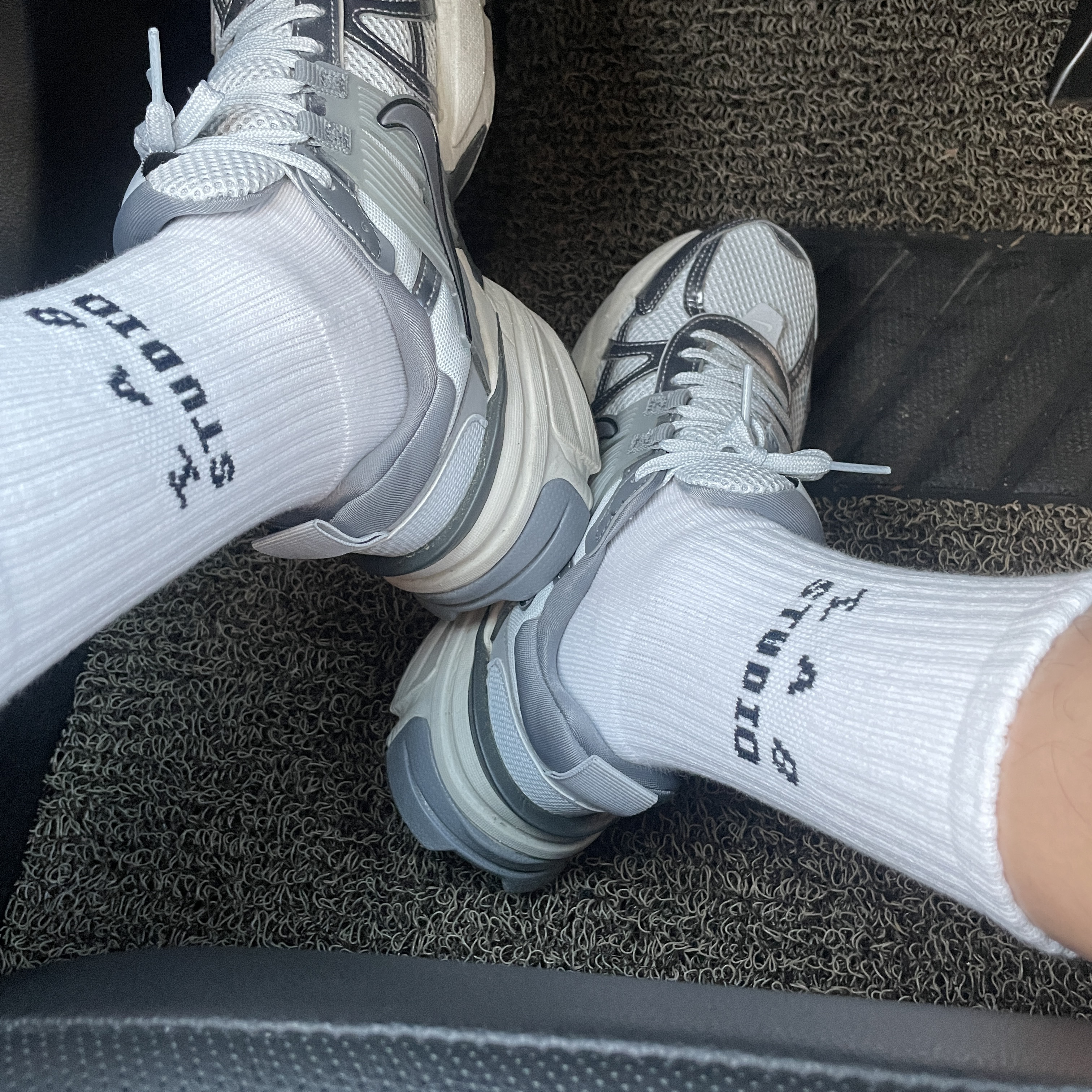 IAB Studio Socks White (5 Pack) 착용 스타일