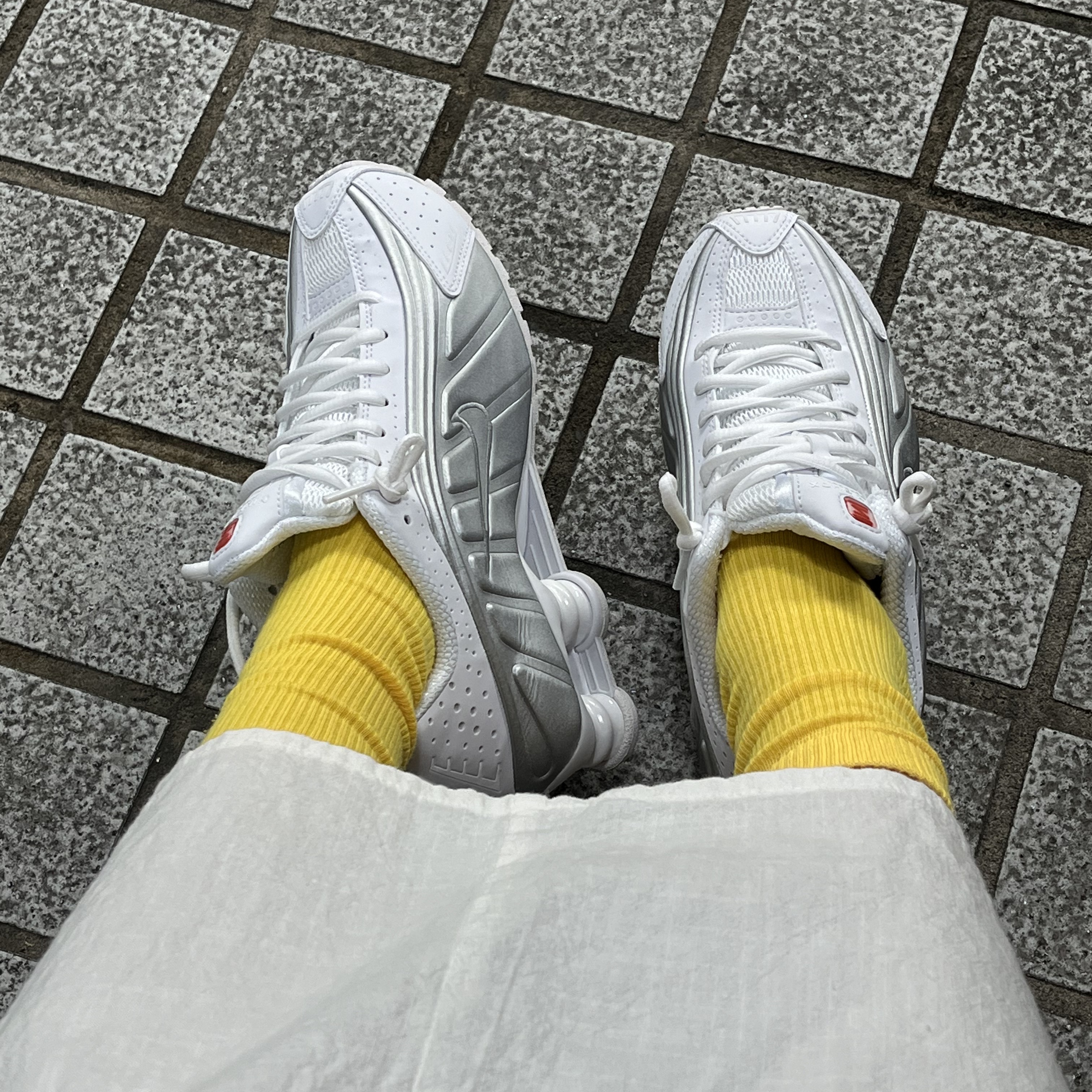 (W) Nike Shox R4 White Metallic Silver 착용 스타일