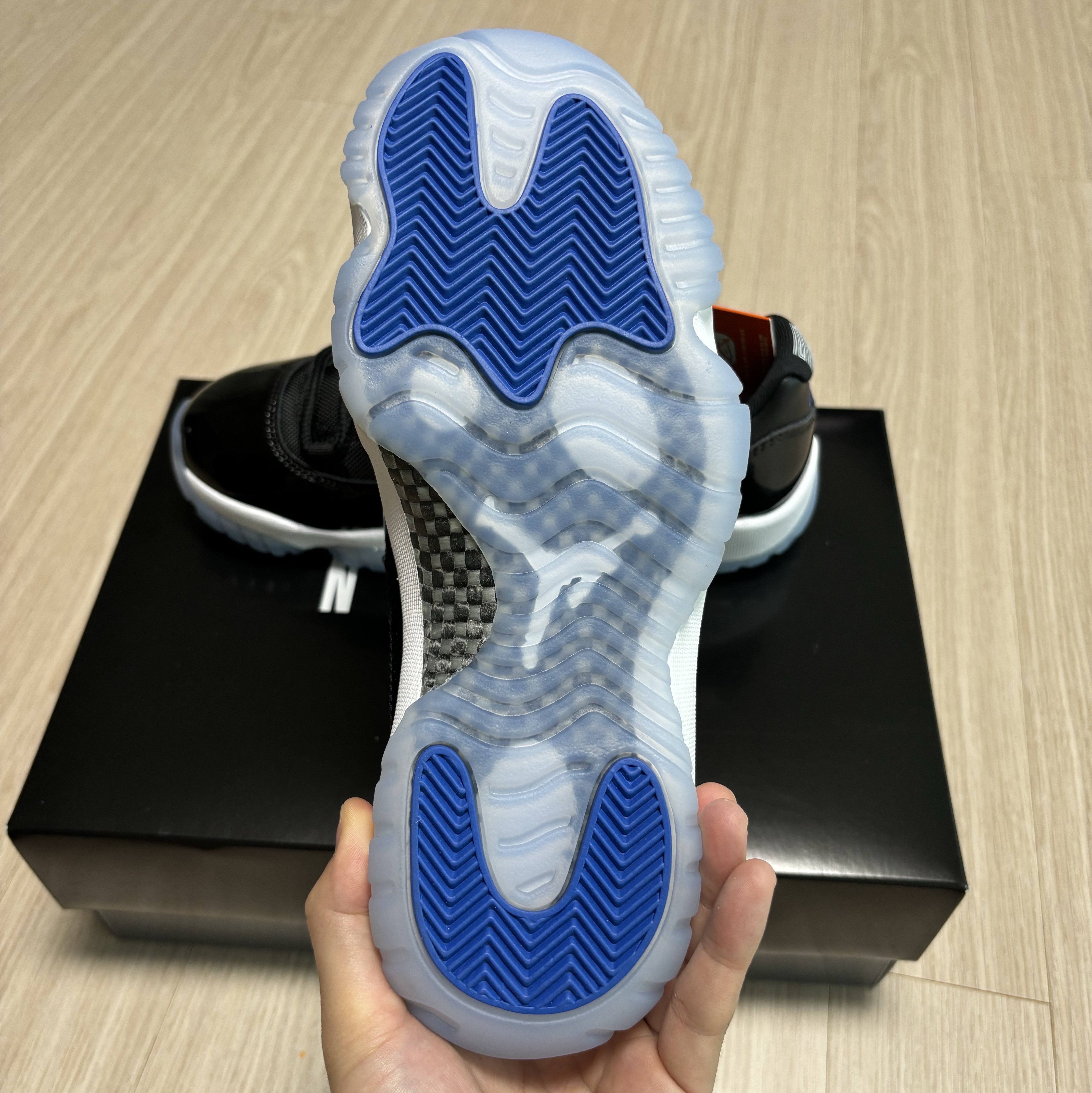 Jordan 11 Retro Low Black and Varsity Royal 착용 스타일 - 4