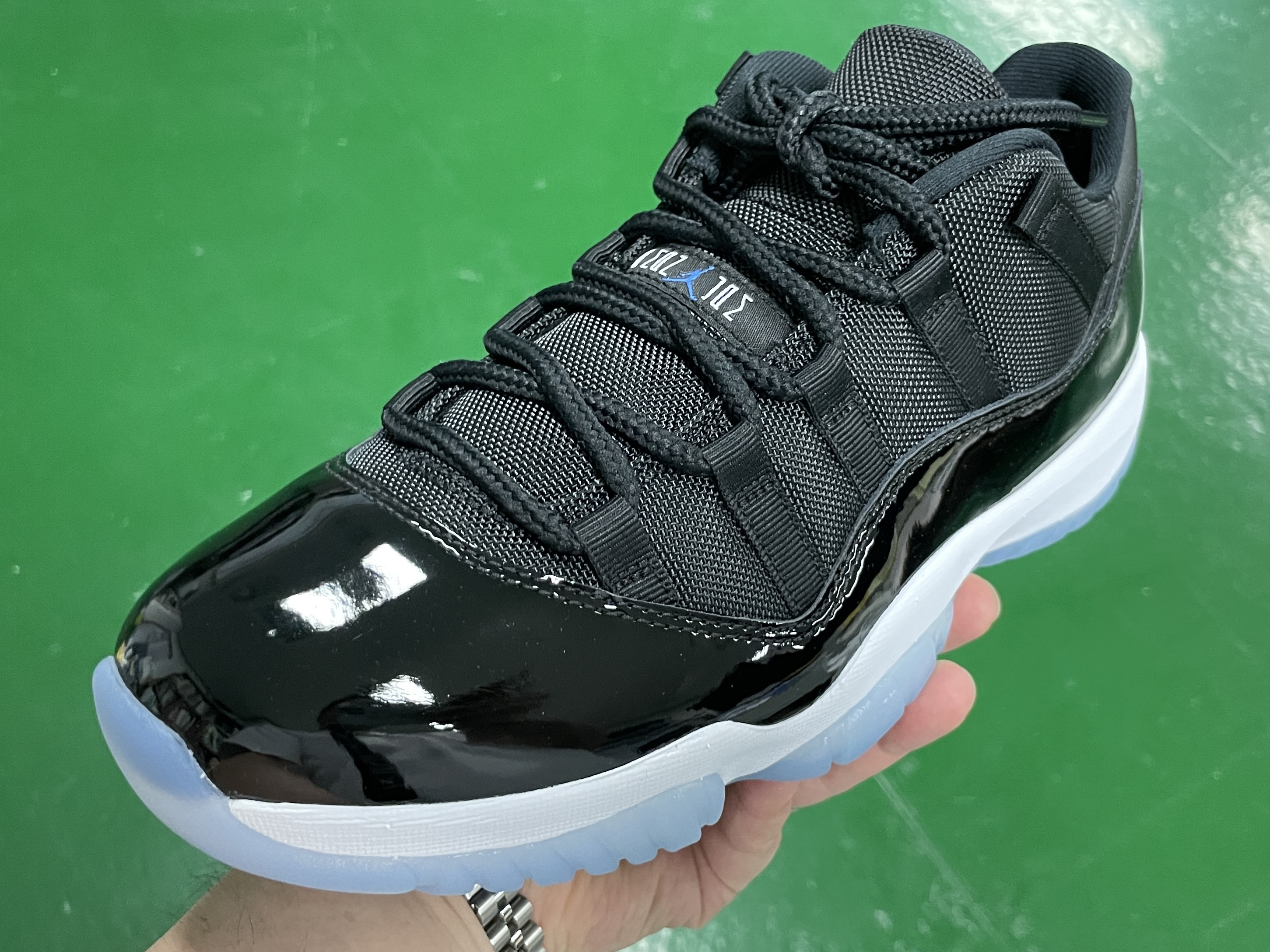Jordan 11 Retro Low Black and Varsity Royal 착용 스타일