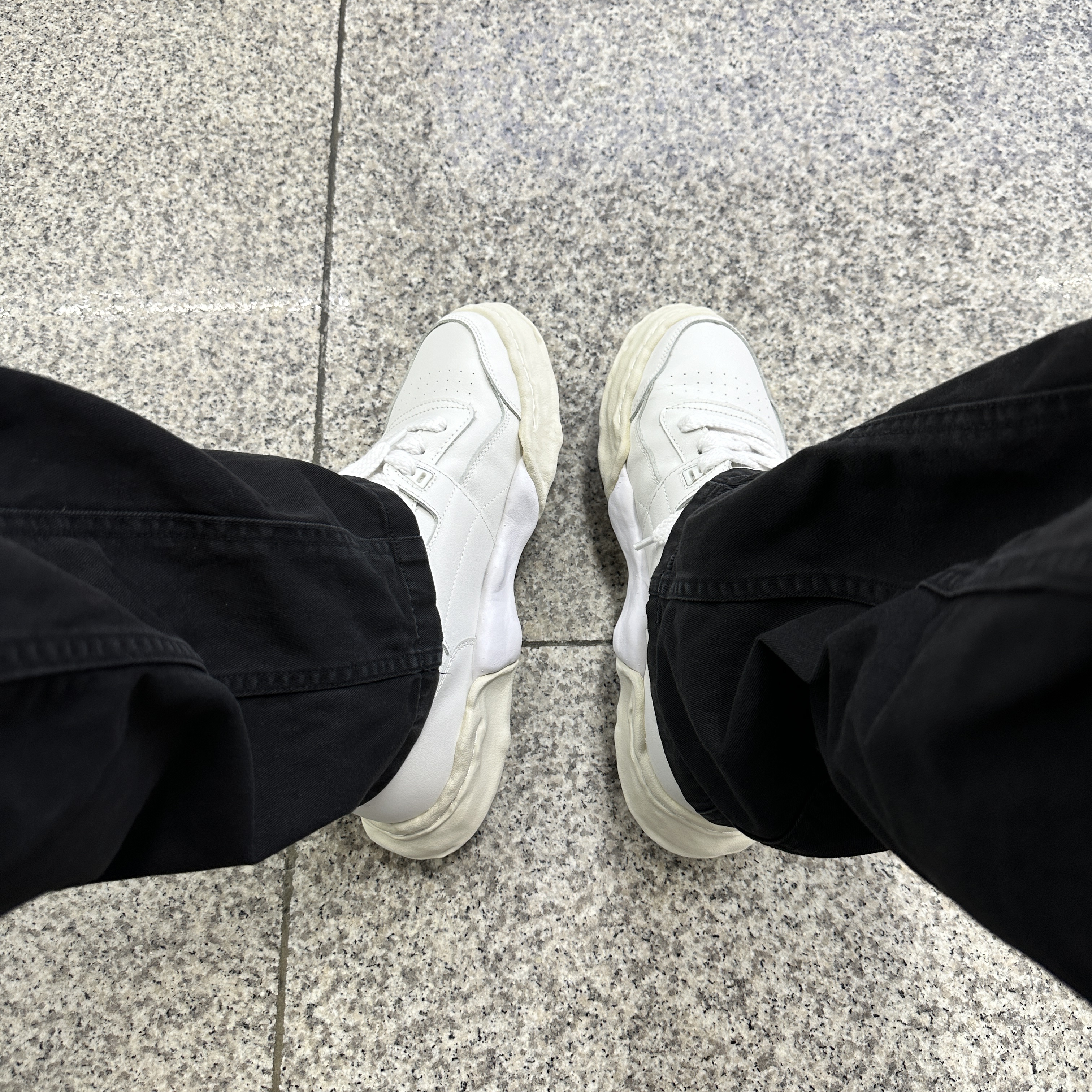 Maison Mihara Yasuhiro Parker OG Sole Leather Low-top Sneakers White 착용 스타일 - 1