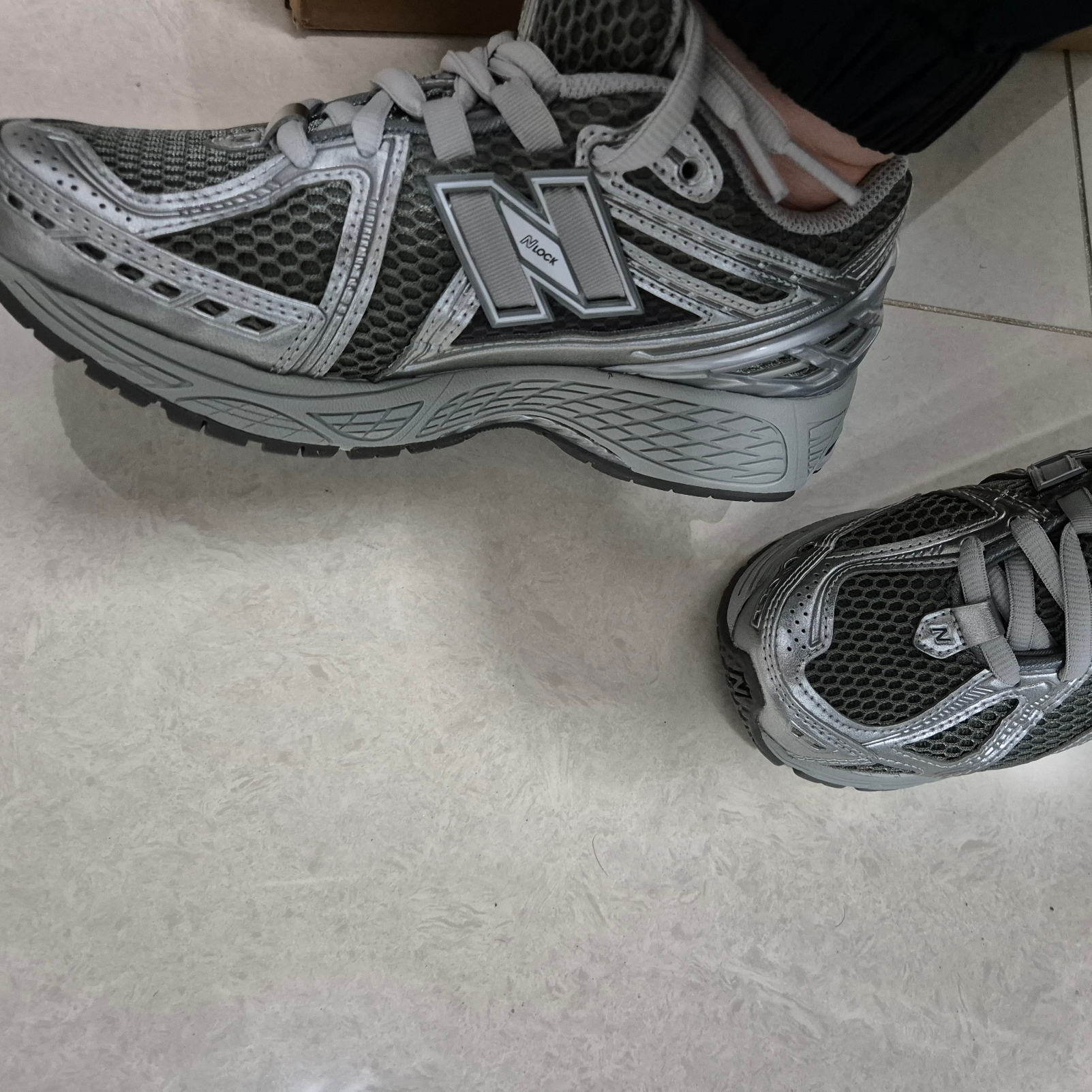 New Balance 1906R Harbor Grey Silver Metalic 착용 스타일 - 3