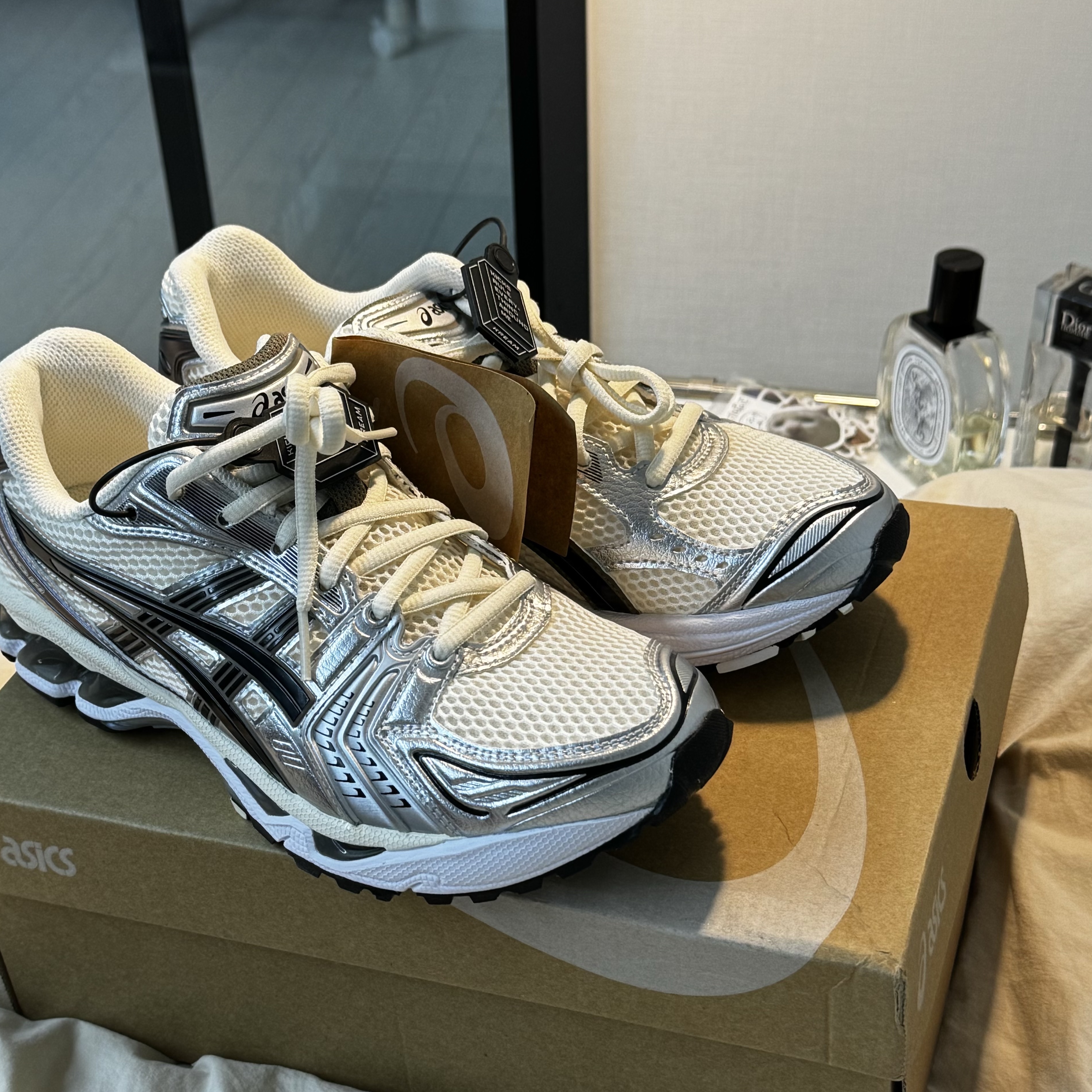 Asics Gel-Kayano 14 Cream Black 착용 스타일