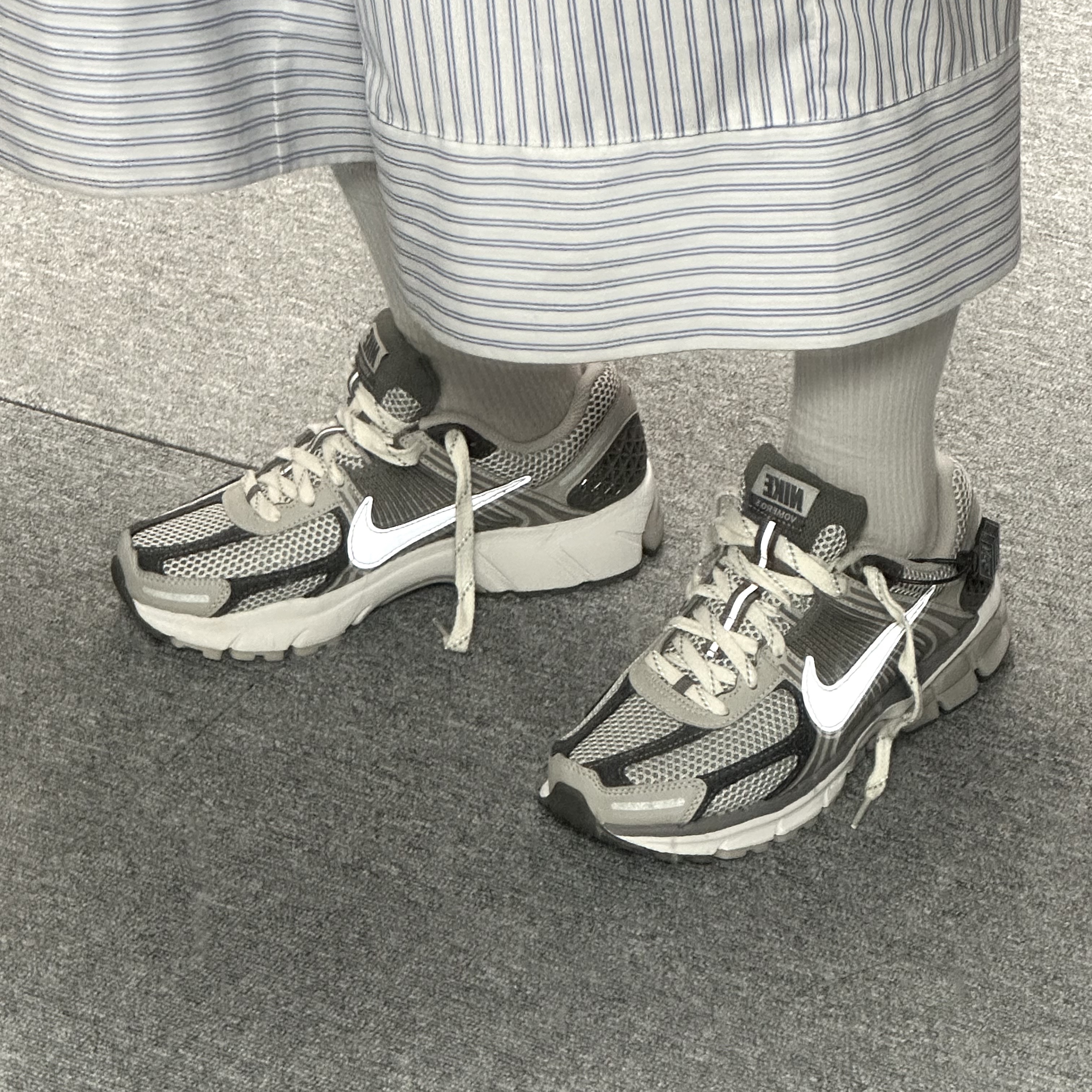 Nike Zoom Vomero 5 PRM Light Iron Ore and Flat Fewter 착용 스타일