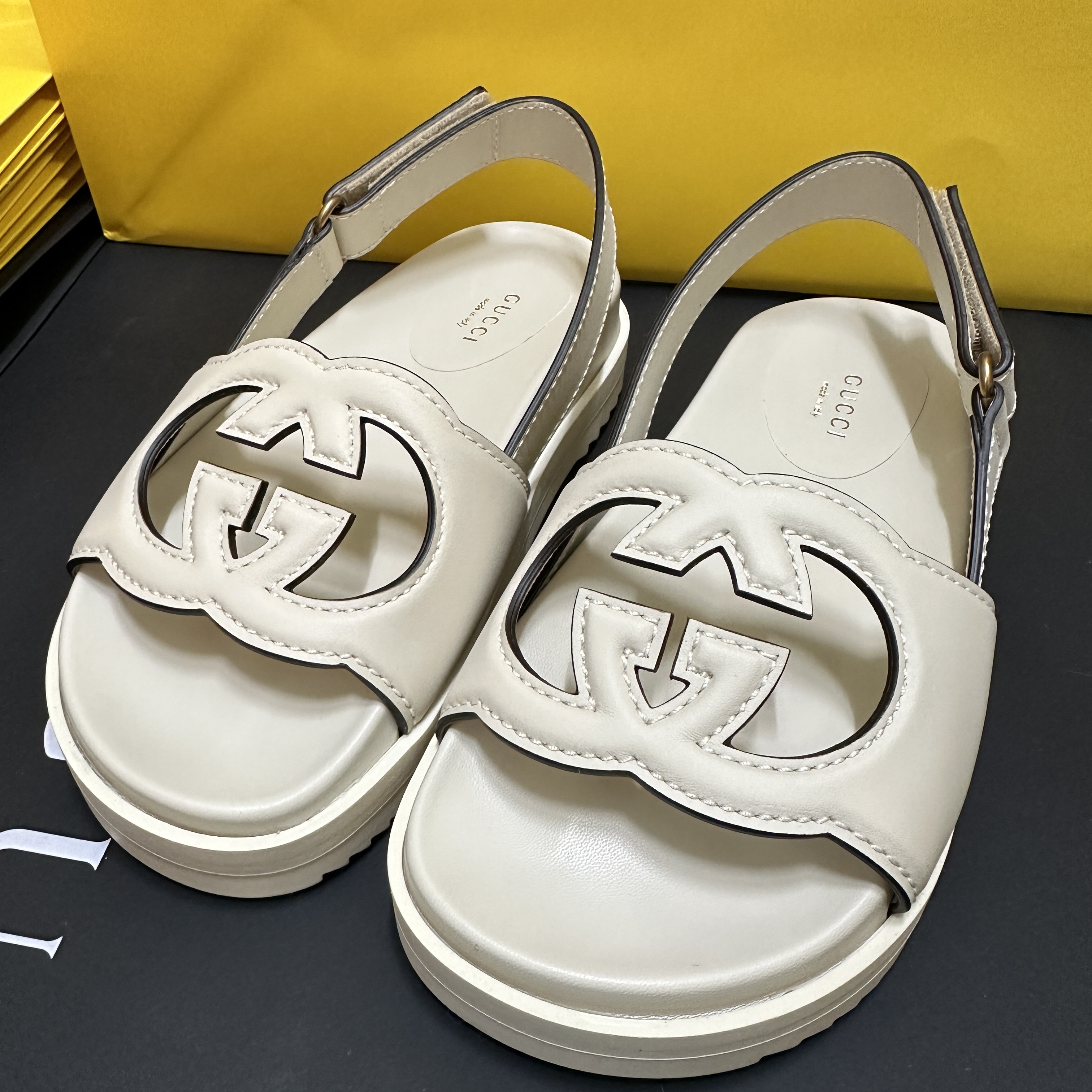 (W) Gucci Interlocking G Sandal White Leather 착용 스타일
