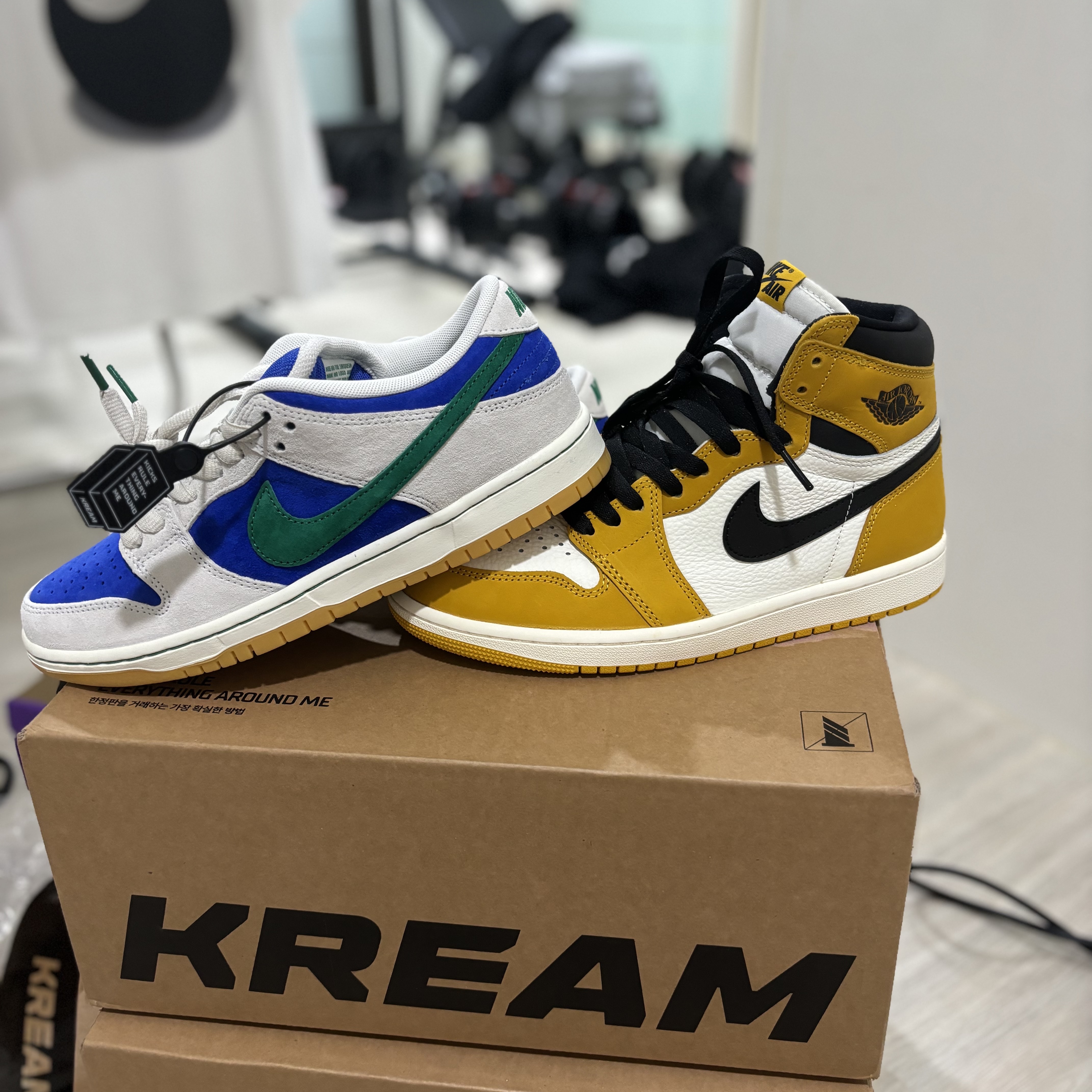 Jordan 1 Retro High OG Yellow Ochre, Nike SB Dunk Low Pro Phantom and Hyper Royal 착용 스타일