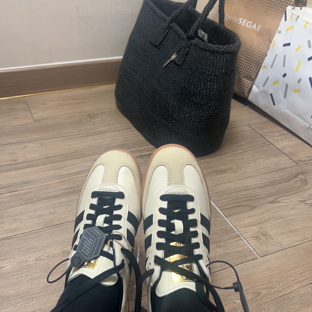(W) Adidas Samba OG Cream White Core Black 착용 스타일 - 1