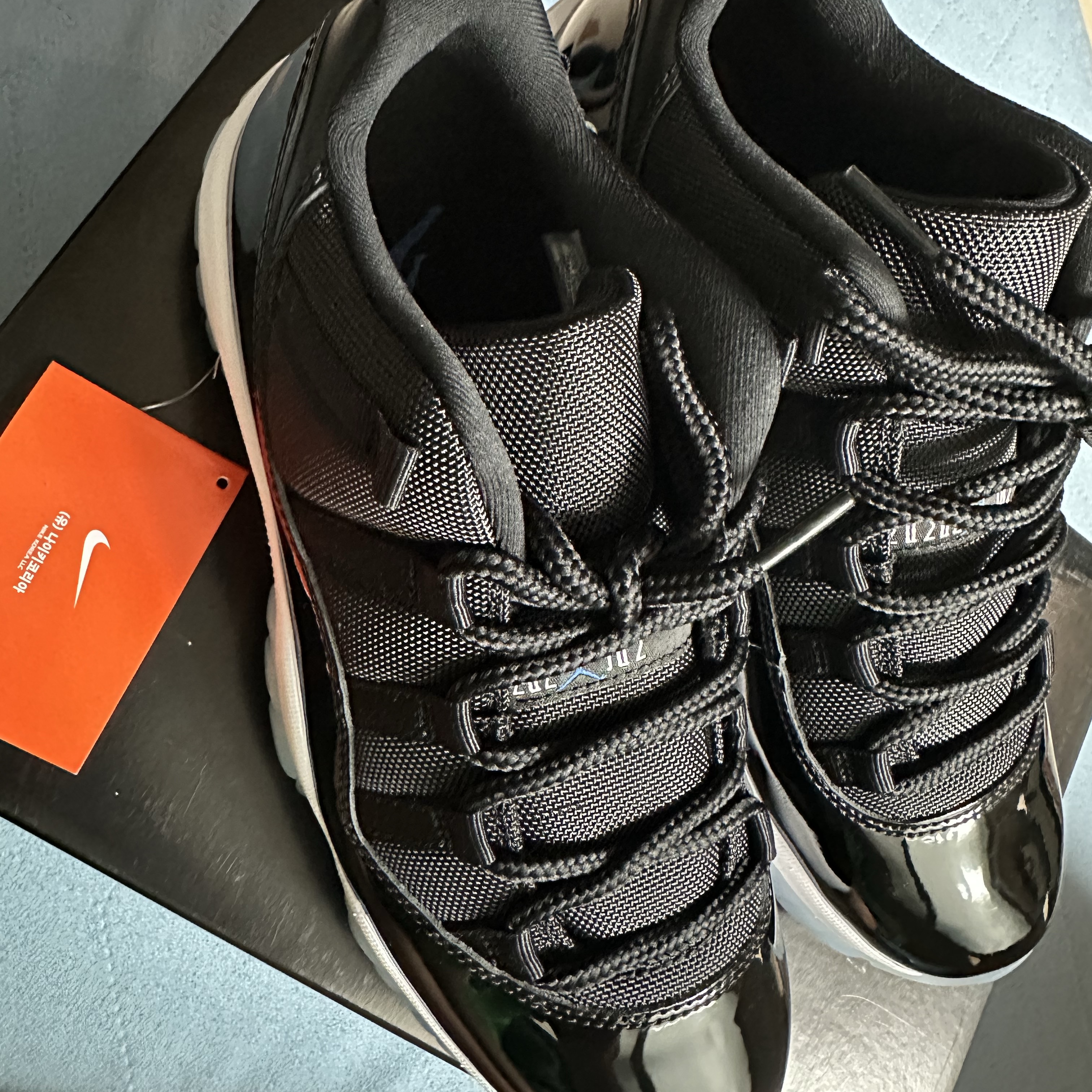 Jordan 11 Retro Low Black and Varsity Royal 착용 스타일 - 2