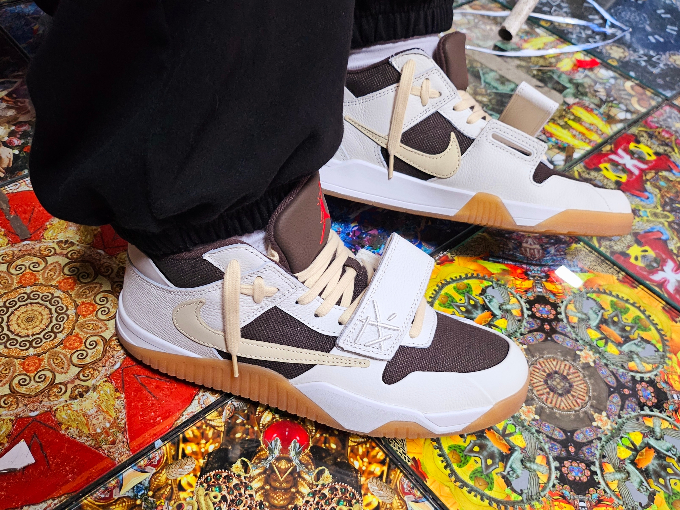 Jordan x Travis Scott Jumpman Jack TR Sail and Dark Mocha 착용 스타일 - 1