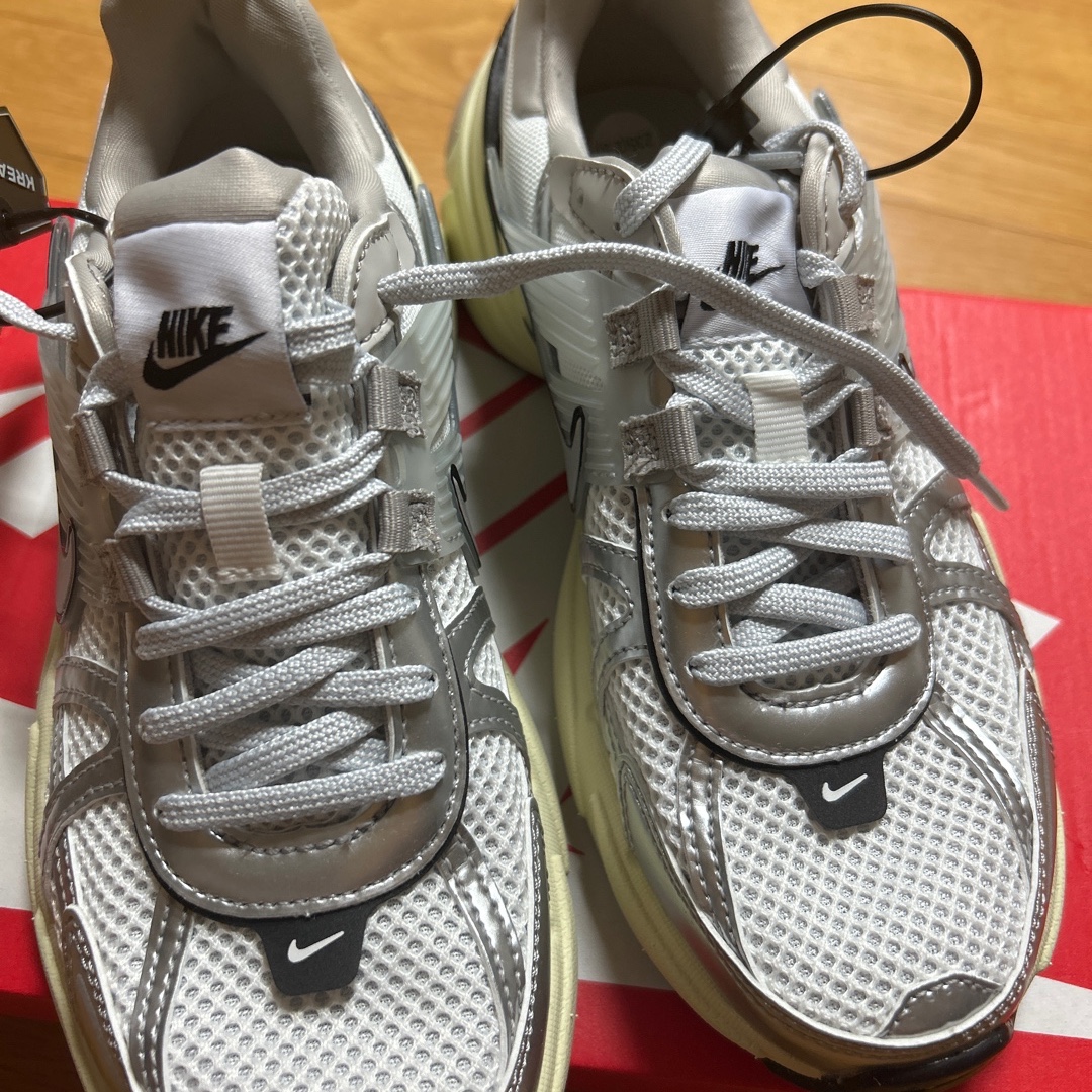 Nike V2K Run Summit White Metallic Silver 착용 스타일