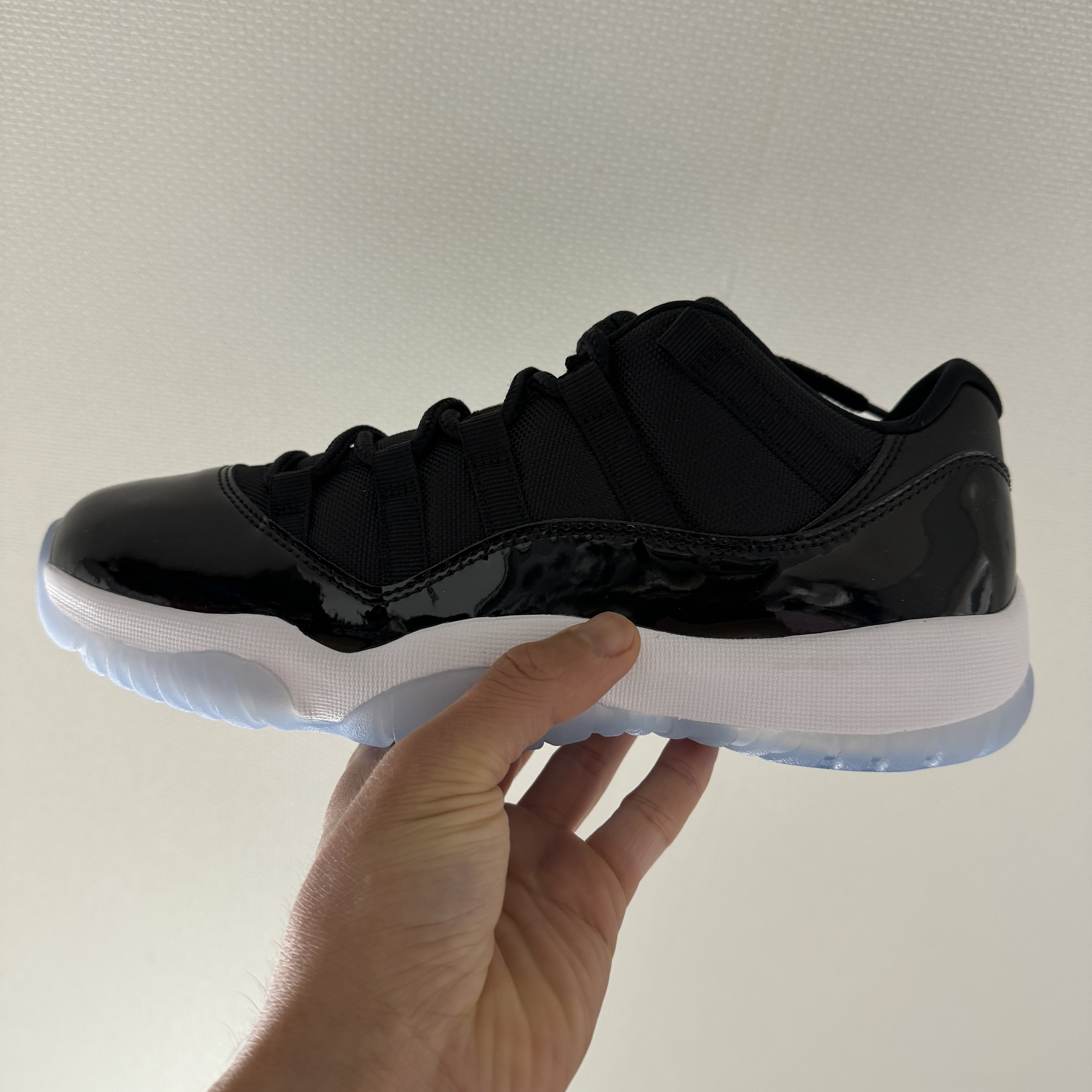 Jordan 11 Retro Low Black and Varsity Royal 착용 스타일 - 1