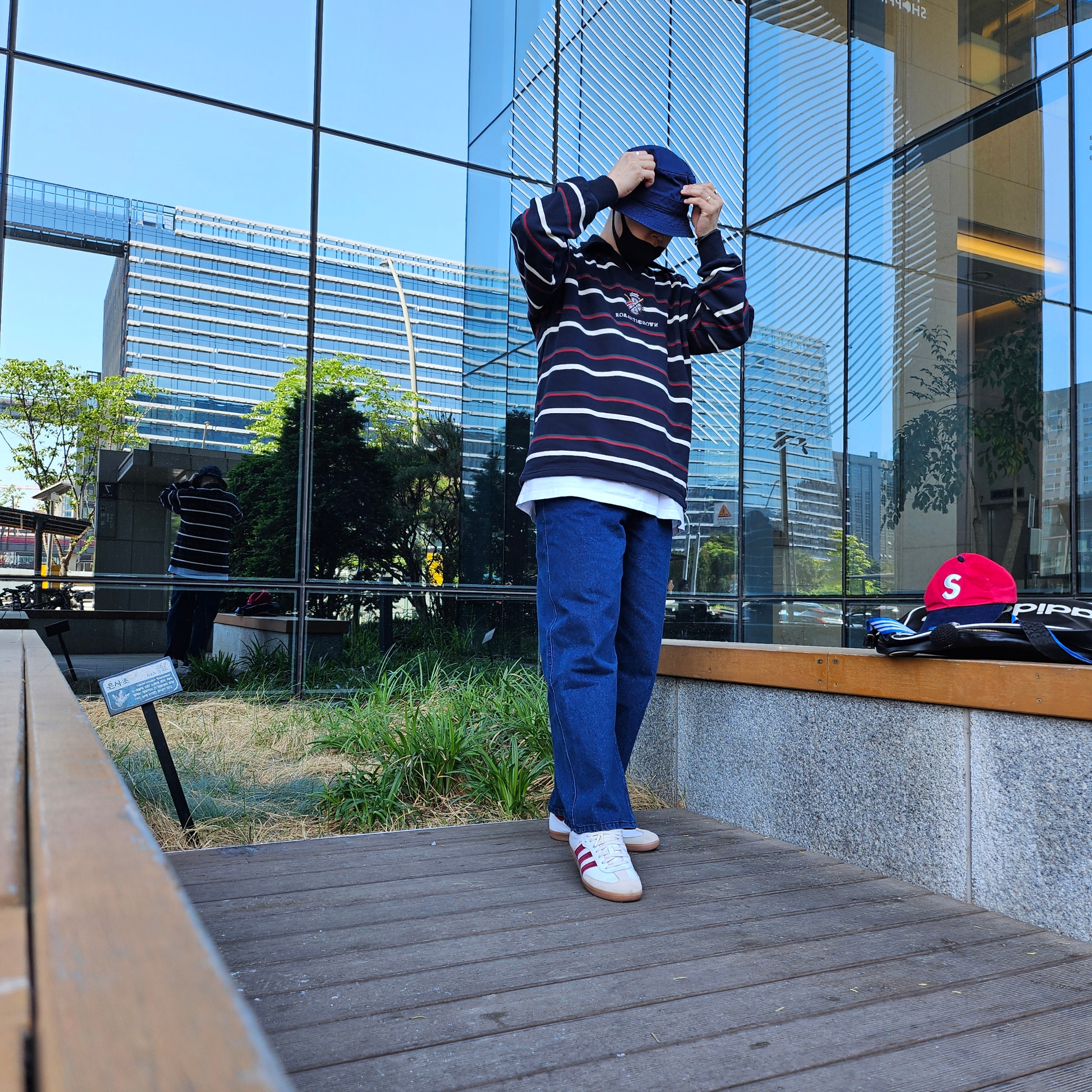 [30%적립] Polo Ralph Lauren Cotton Bucket Hat Navy, Adidas x Sporty & Rich Samba OG Cloud White Collegiate Burgundy 착용 스타일 - 2