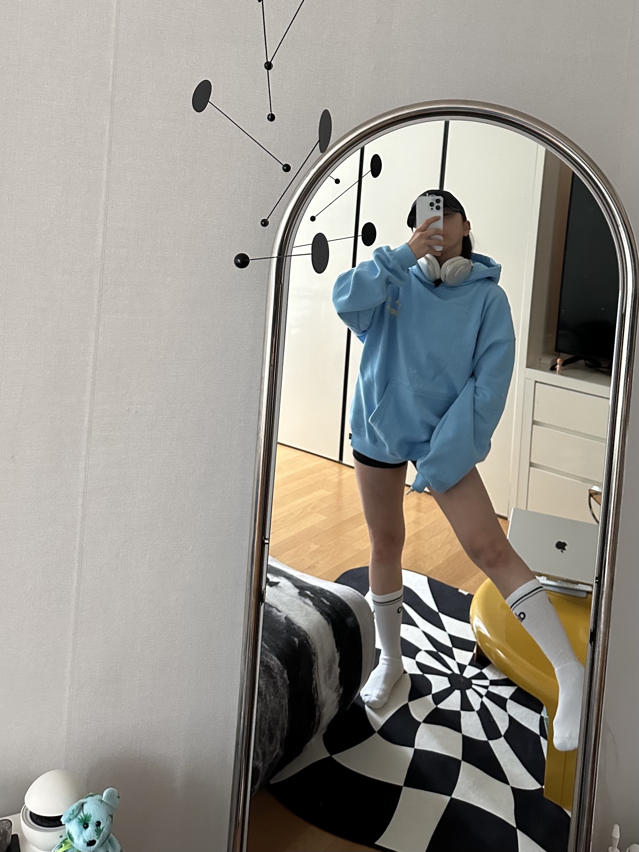 IAB Studio Hoodie Sky Blue Lemon, Apple AirPods Max Lightning Silver (Korean Ver.) 착용 스타일
