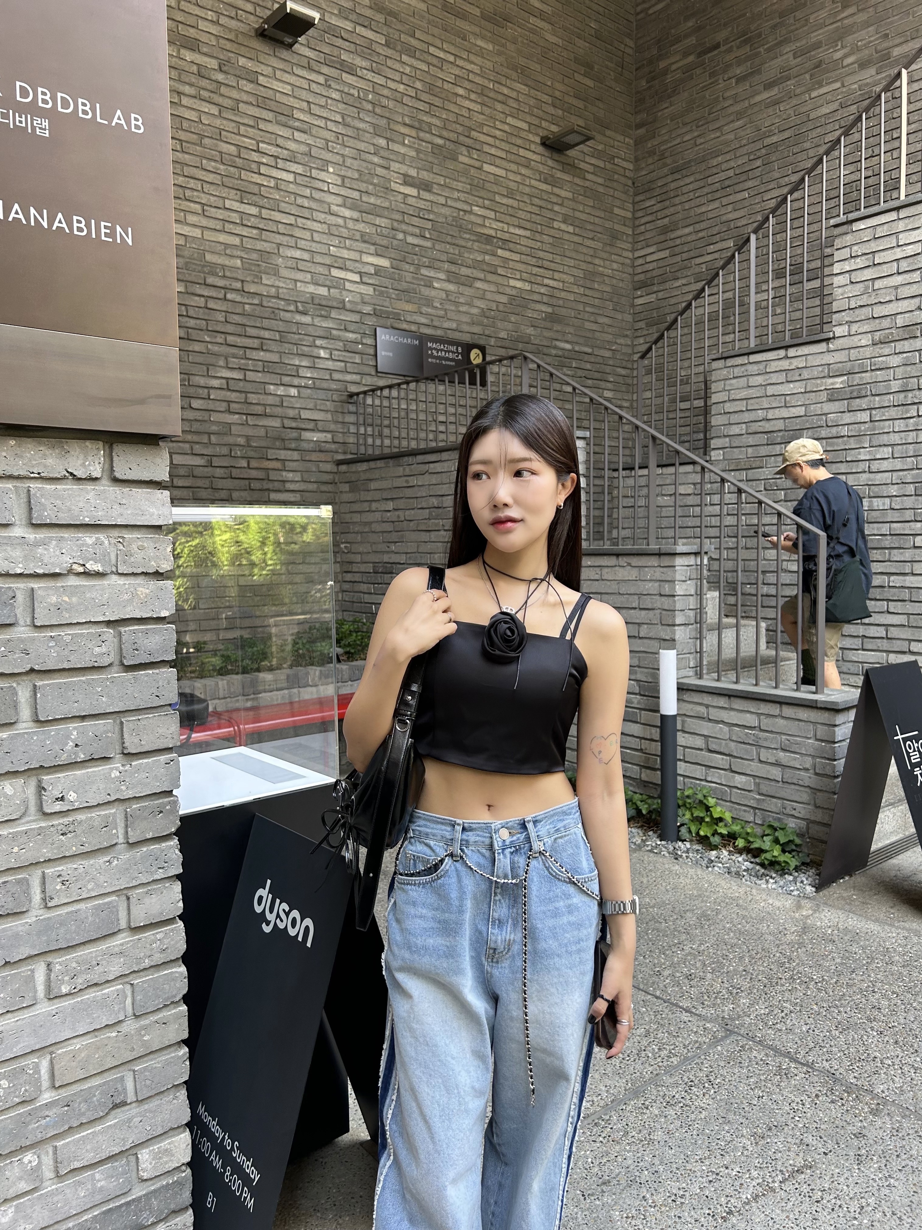 Matin Kim Half Shirring Ribbon Round Bag Black 착용 스타일