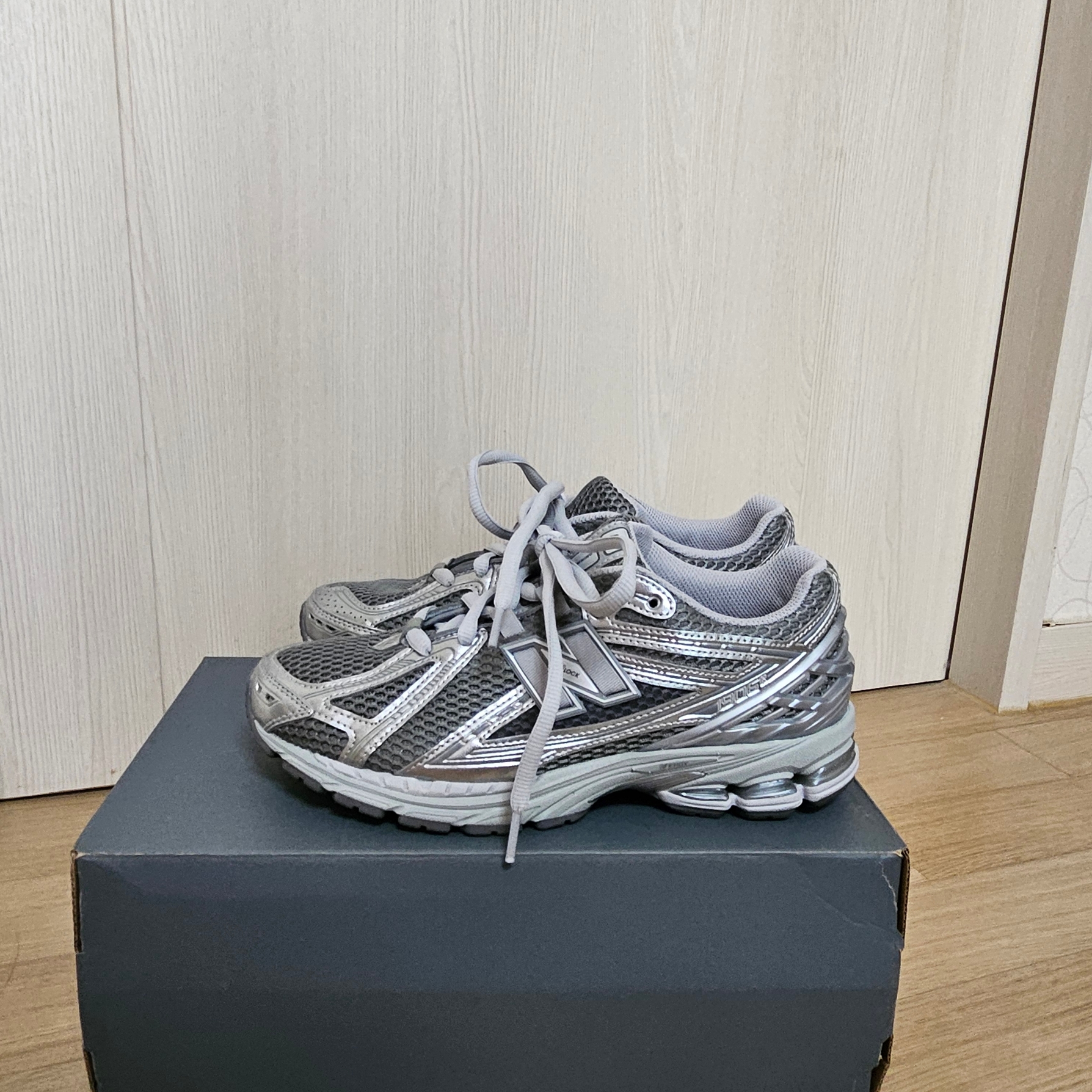 New Balance 1906R Harbor Grey Silver Metalic 착용 스타일 - 2