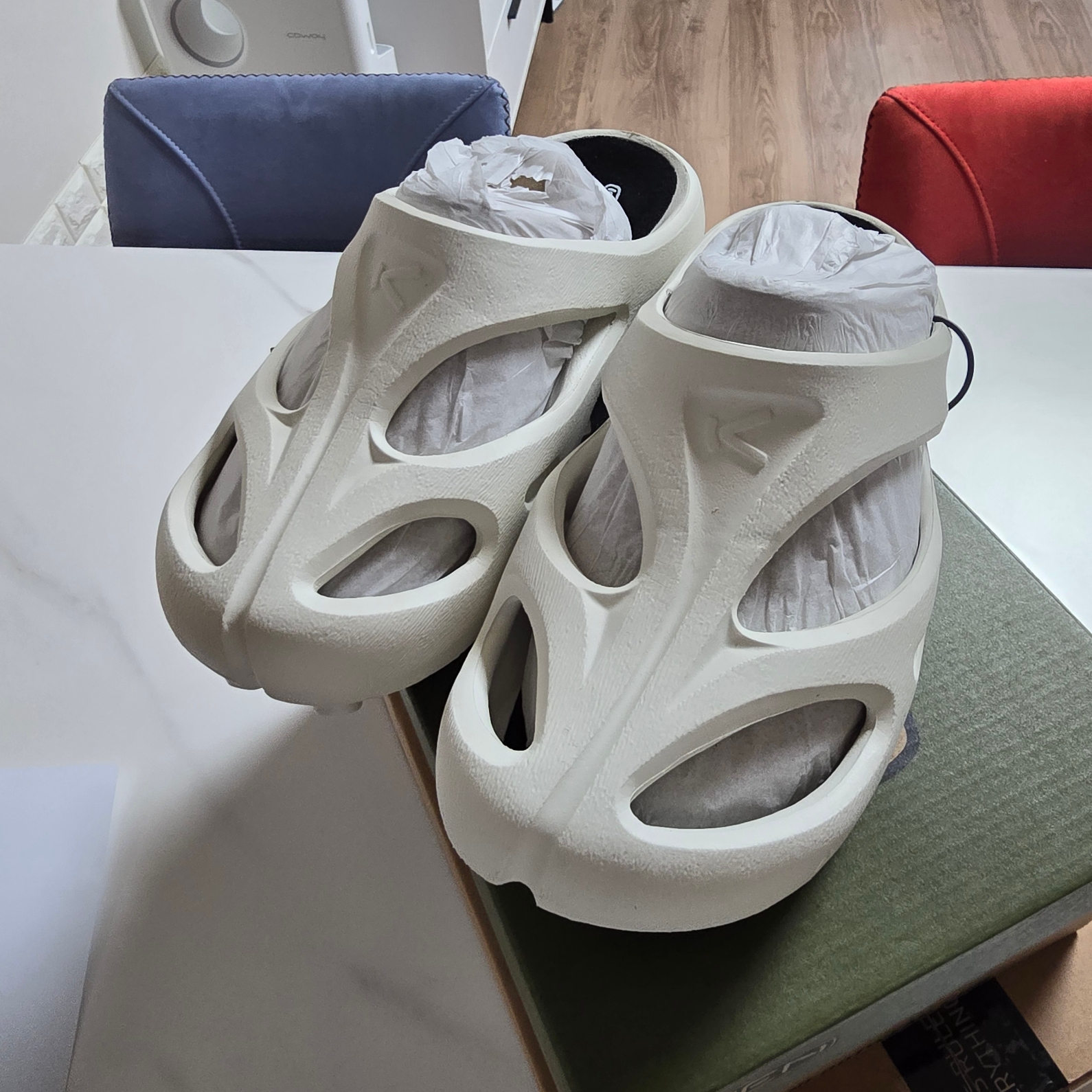(W) Keen Shanti White Black 착용 스타일 - 3