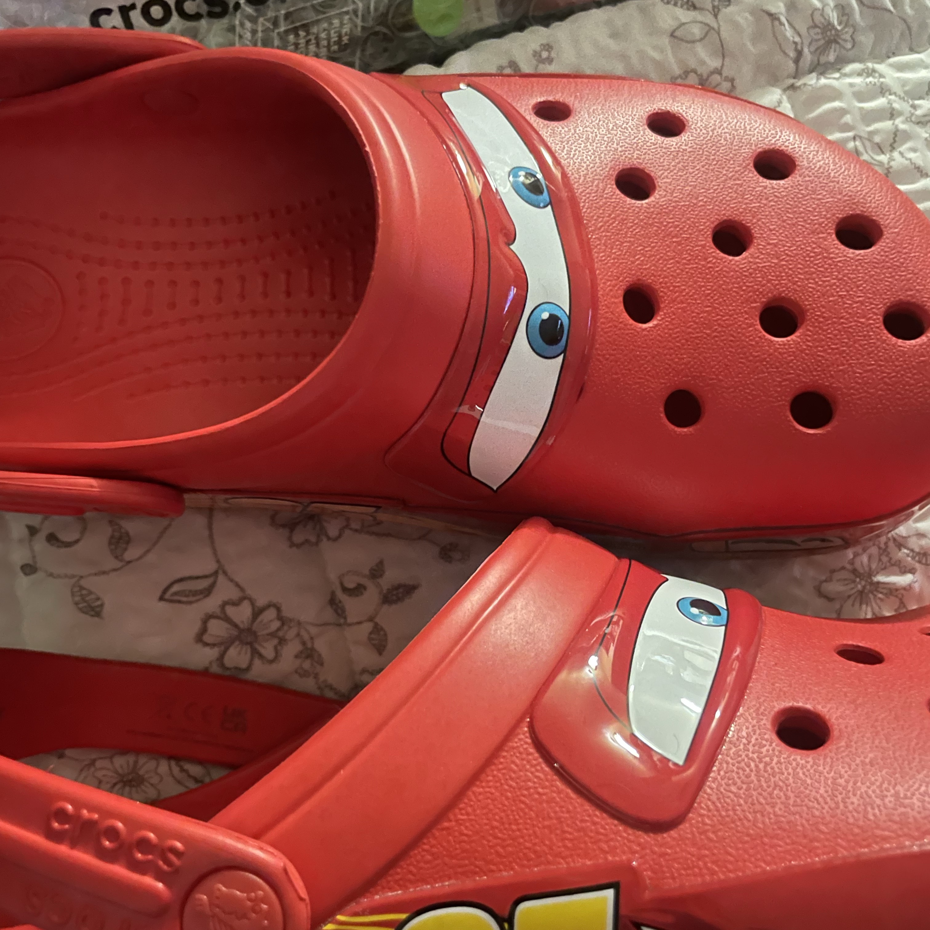 Crocs x Cars Classic Clog Lightning McQueen 착용 스타일