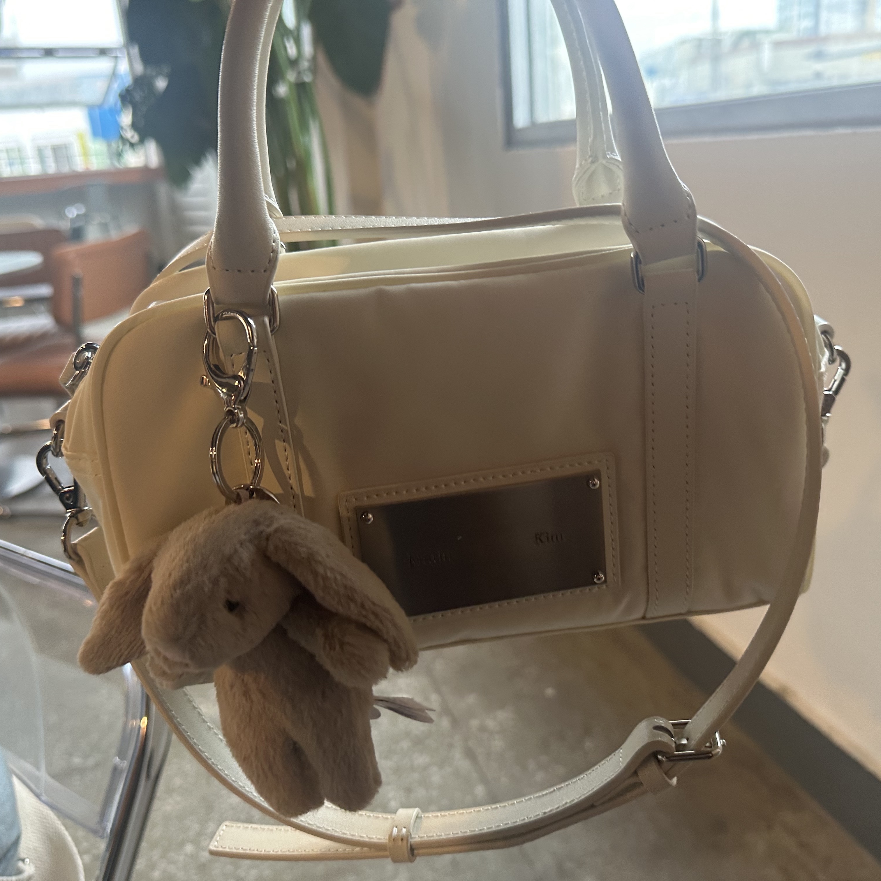Matin Kim Baby Sporty Tote Bag Ivory 착용 스타일