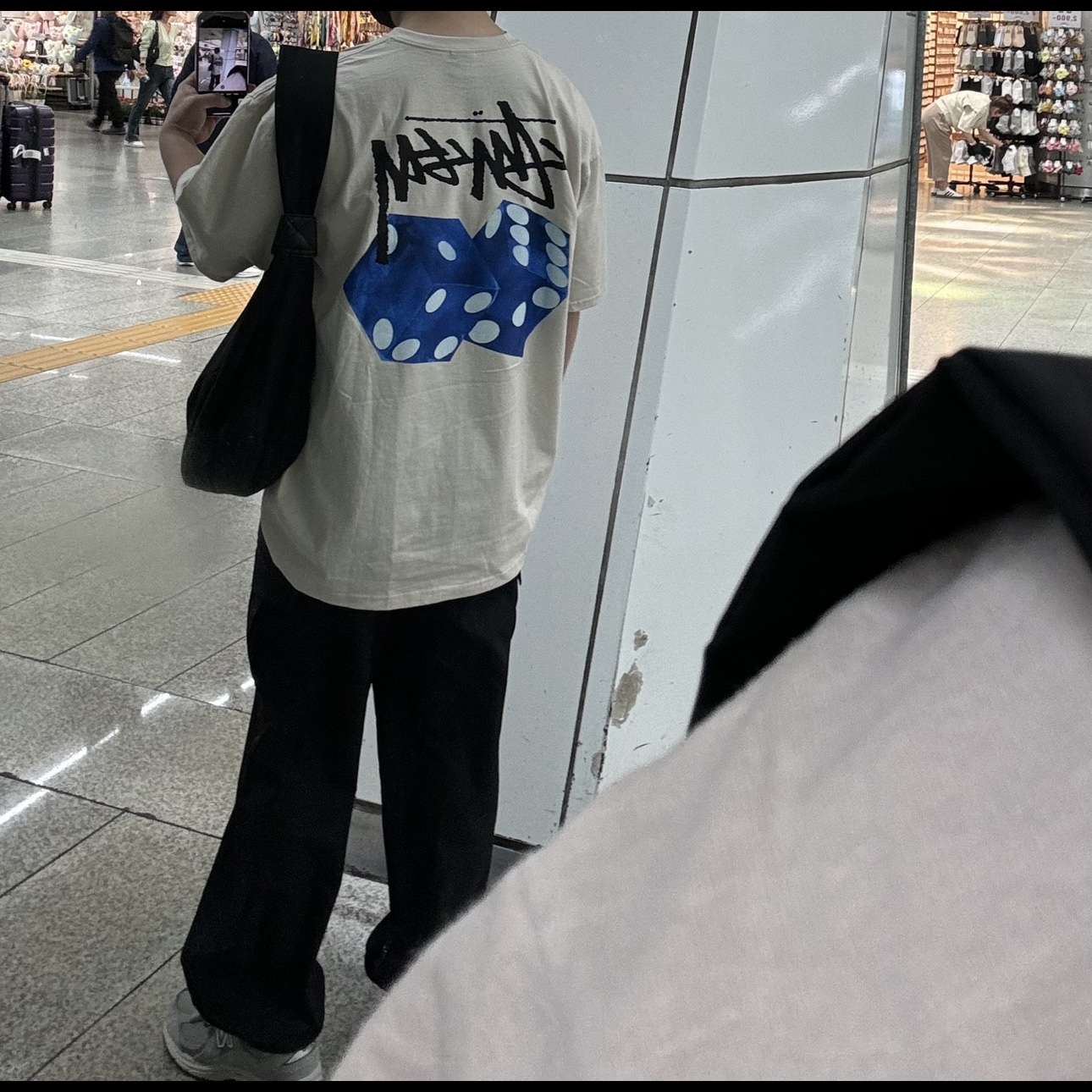 Stussy Diced Out T-Shirt Smoke, New Balance 2002R Grey 착용 스타일 - 2
