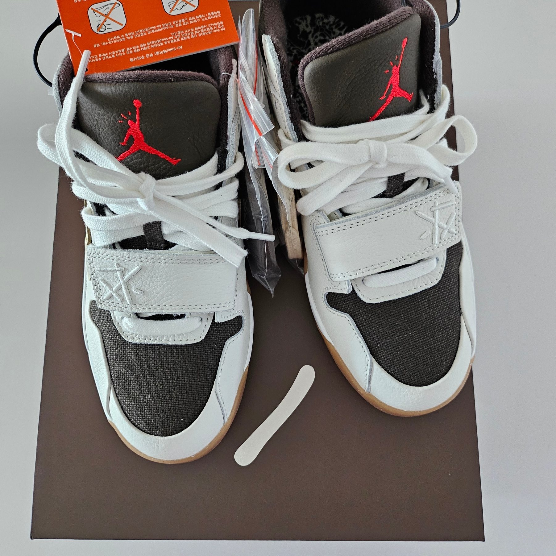 Jordan x Travis Scott Jumpman Jack TR Sail and Dark Mocha 착용 스타일 - 2