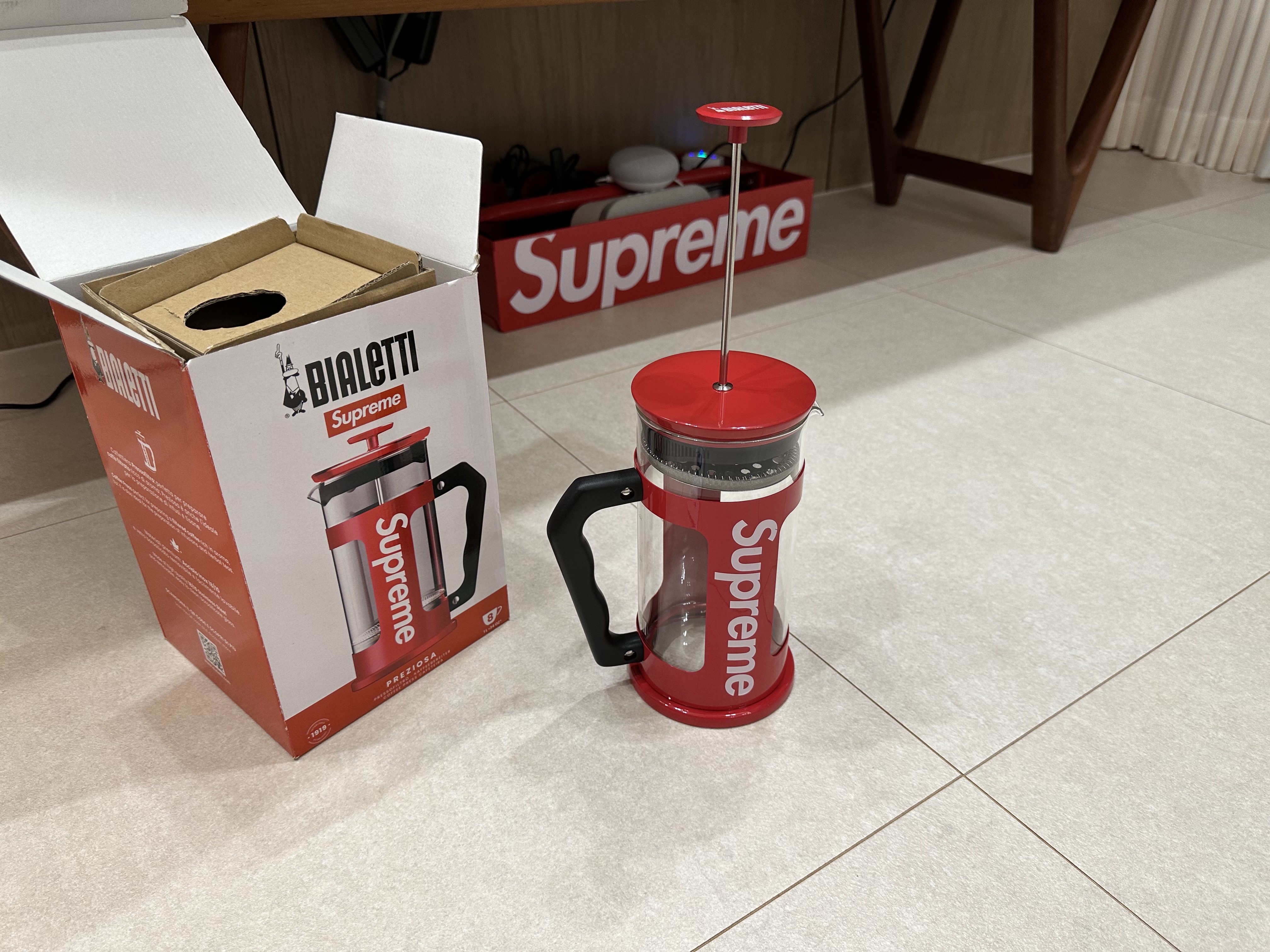Supreme x Bialetti 8-Cup French Press Red - 24SS 착용 스타일 - 3