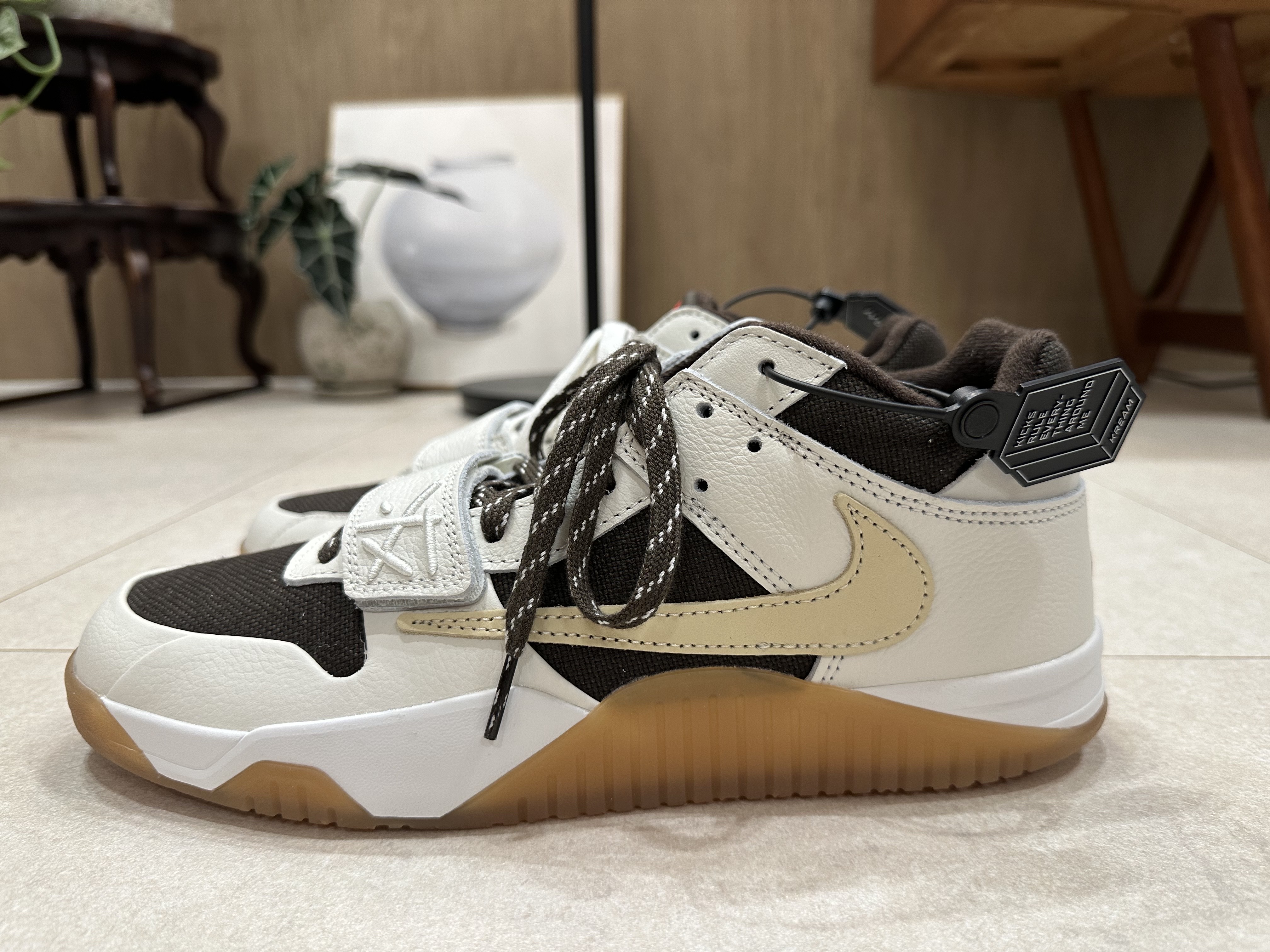 Jordan x Travis Scott Jumpman Jack TR Sail and Dark Mocha, Jordan x Travis Scott T-Shirts Black (DZ5514-011) 착용 스타일 - 3