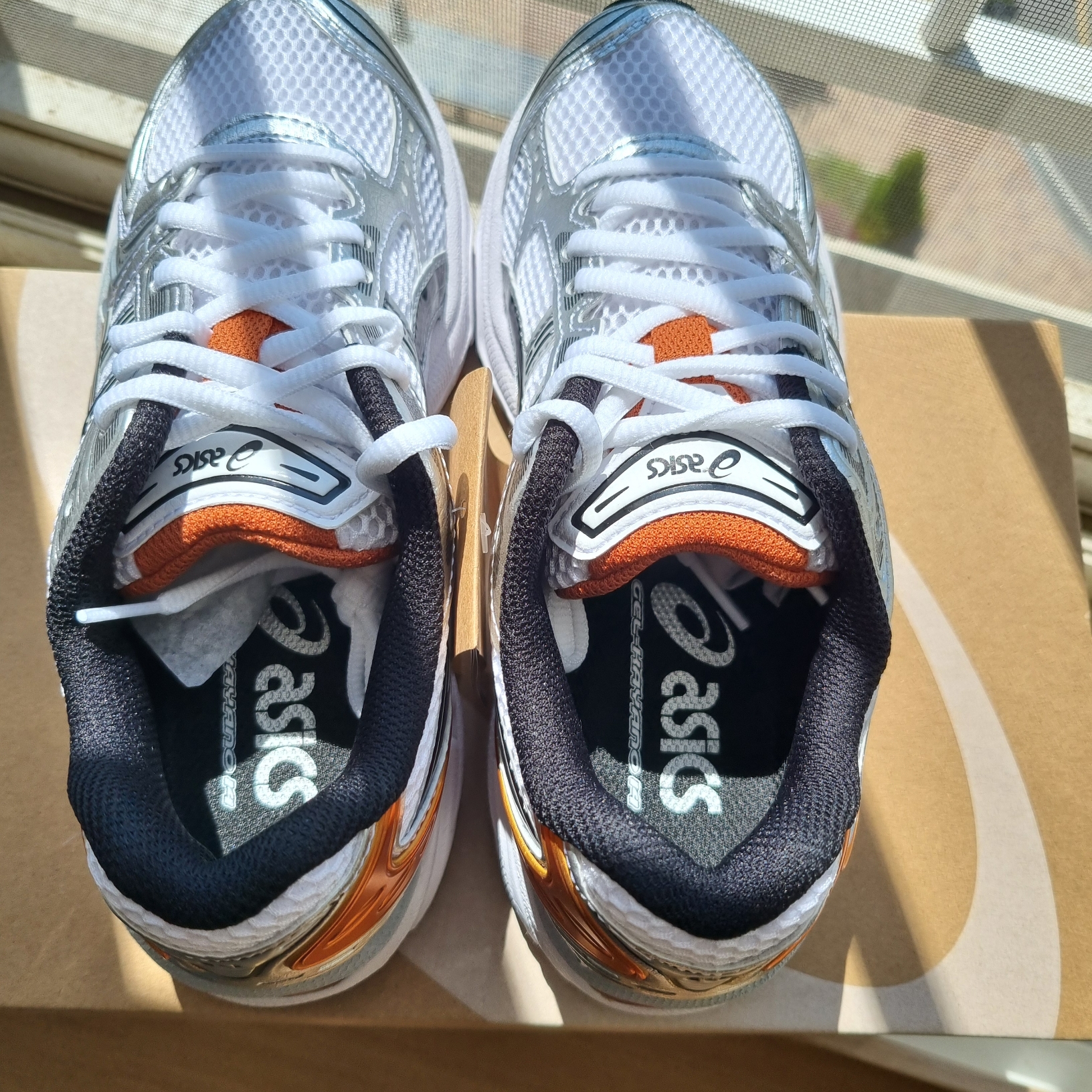 Asics Gel-Kayano 14 White Piquant Orange 착용 스타일 - 4